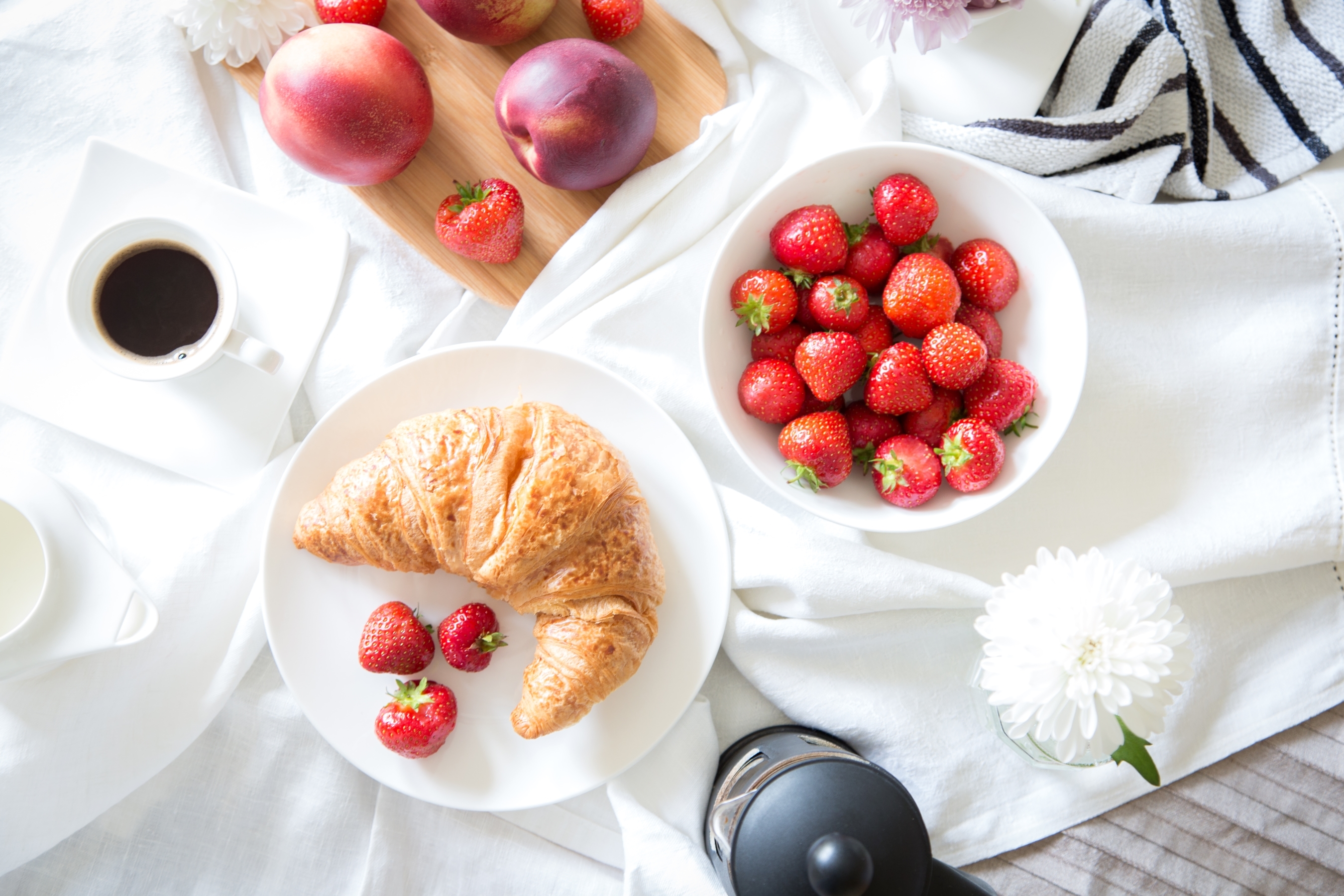 Обои клубника, кофе, круассан, нектарин, strawberry, coffee, croissant, nectarine разрешение 2700x1800 Загрузить