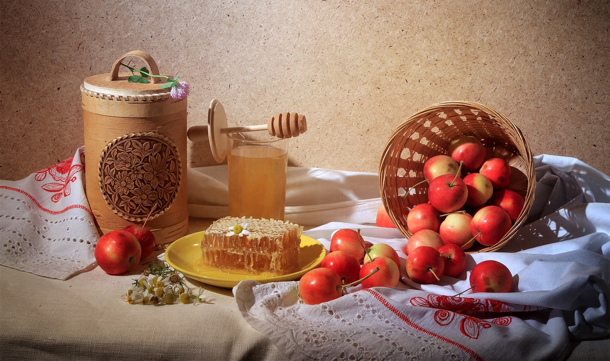 Обои лето, яблоки, соты, мед, натюрморт, summer, apples, cell, honey, still life разрешение 2000x1183 Загрузить