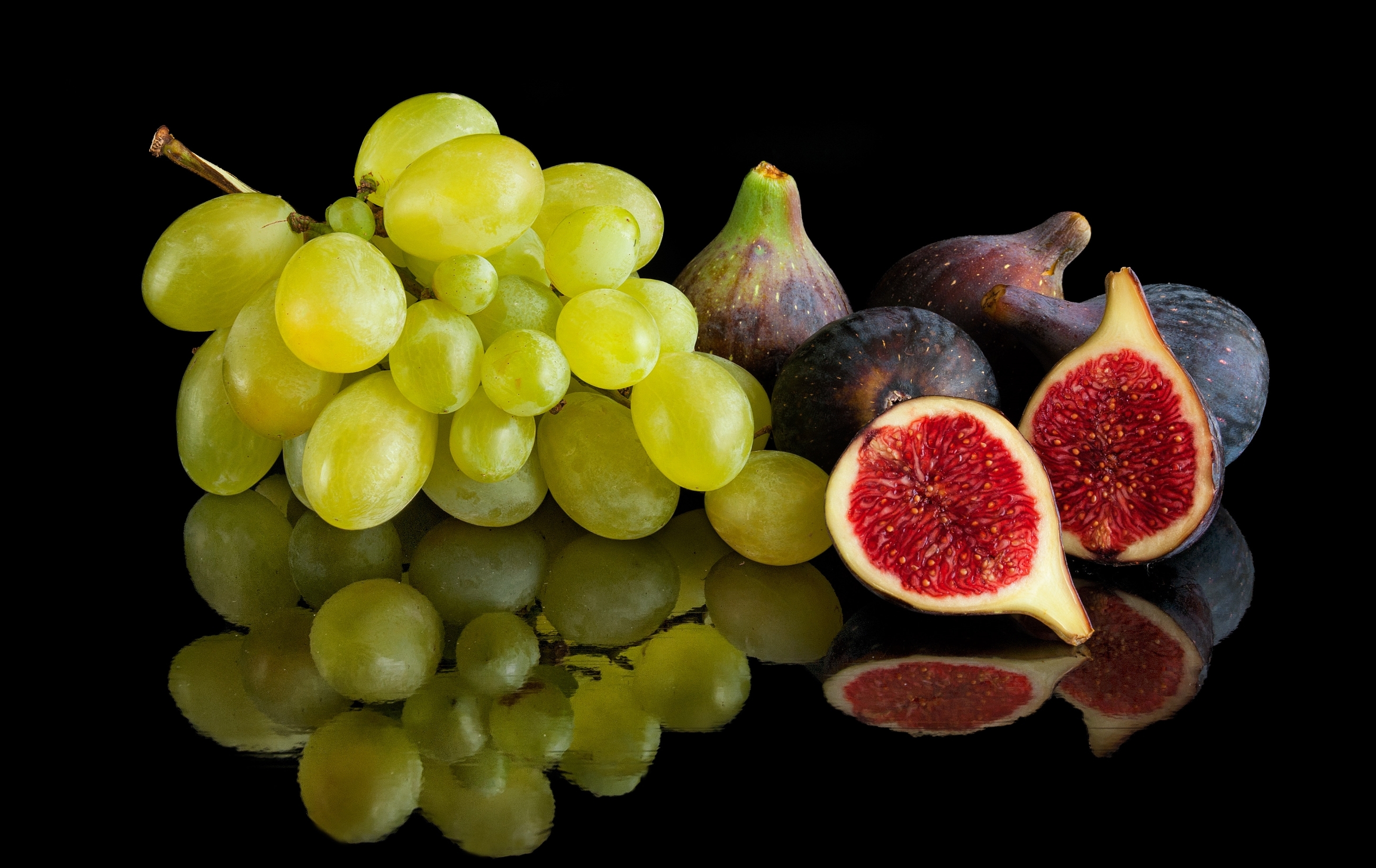 Обои отражение, виноград, фрукты, черный фон, инжир, reflection, grapes, fruit, black background, figs разрешение 2600x1640 Загрузить