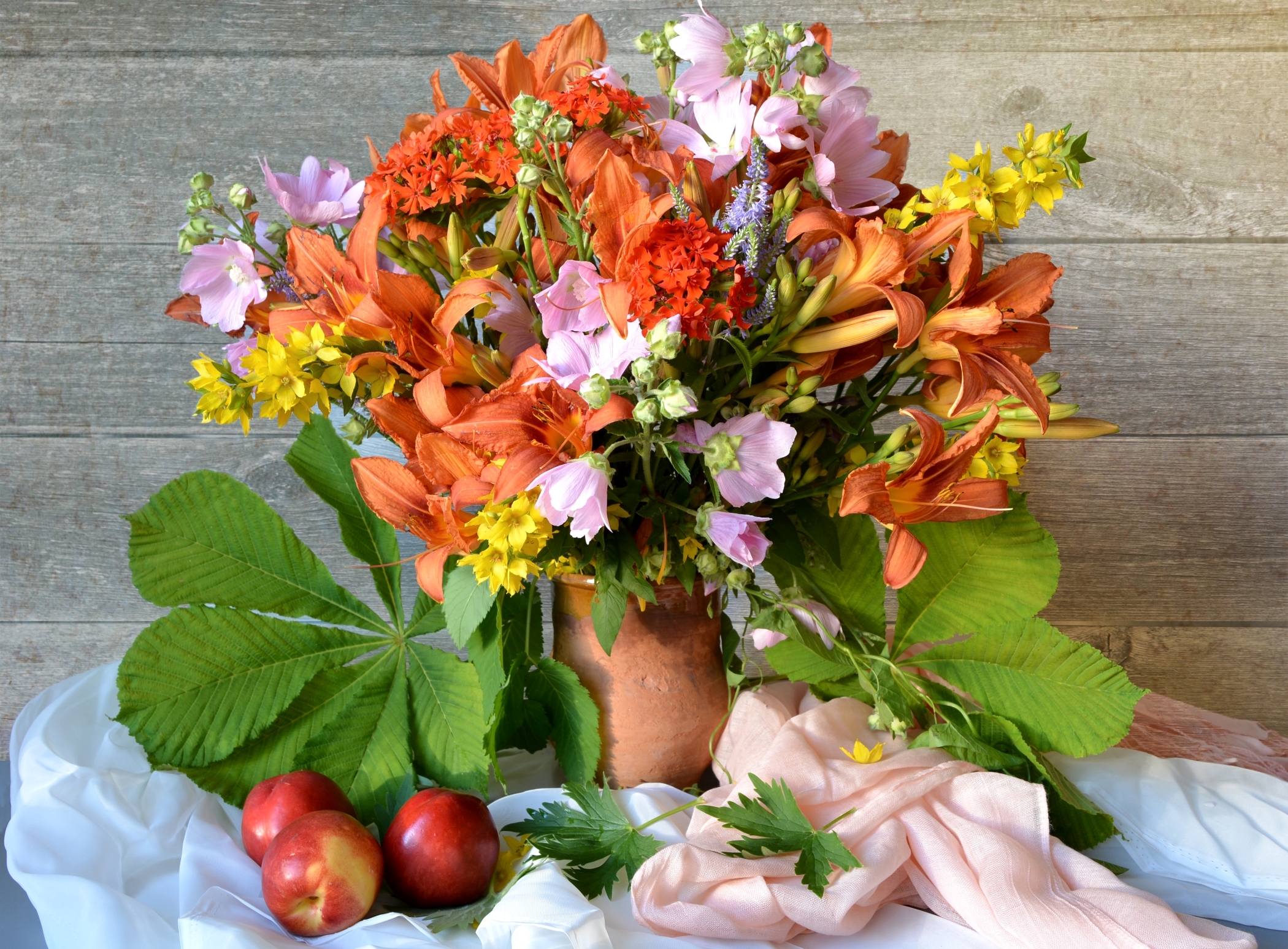 Обои лилия, букет, натюрморт, нектарин, мальва, каштан, вербейник, lily, bouquet, still life, nectarine, mallow, chestnut, loosestrife разрешение 2100x1549 Загрузить