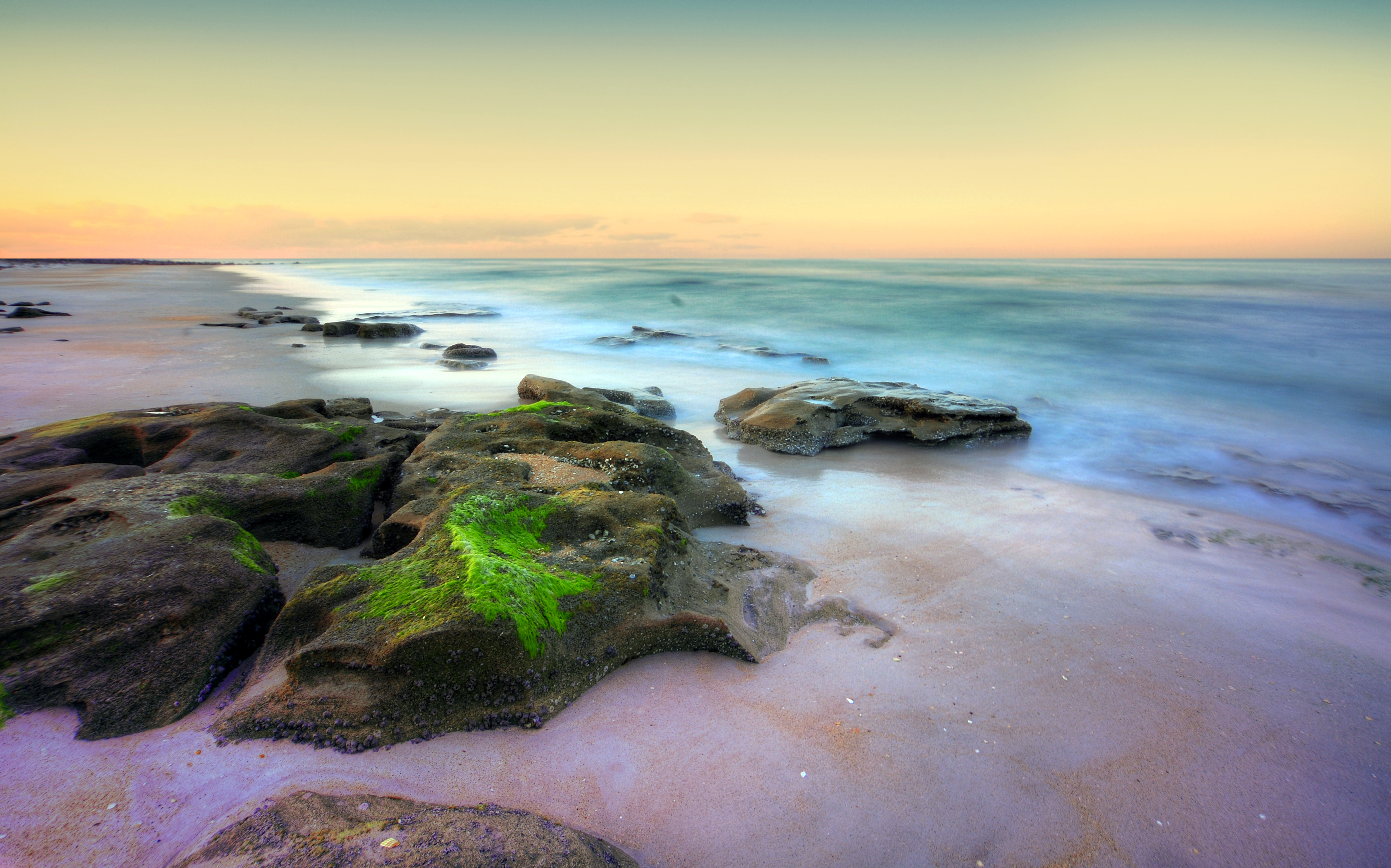 Обои камни, море, мох, прибой, stones, sea, moss, surf разрешение 4134x2579 Загрузить