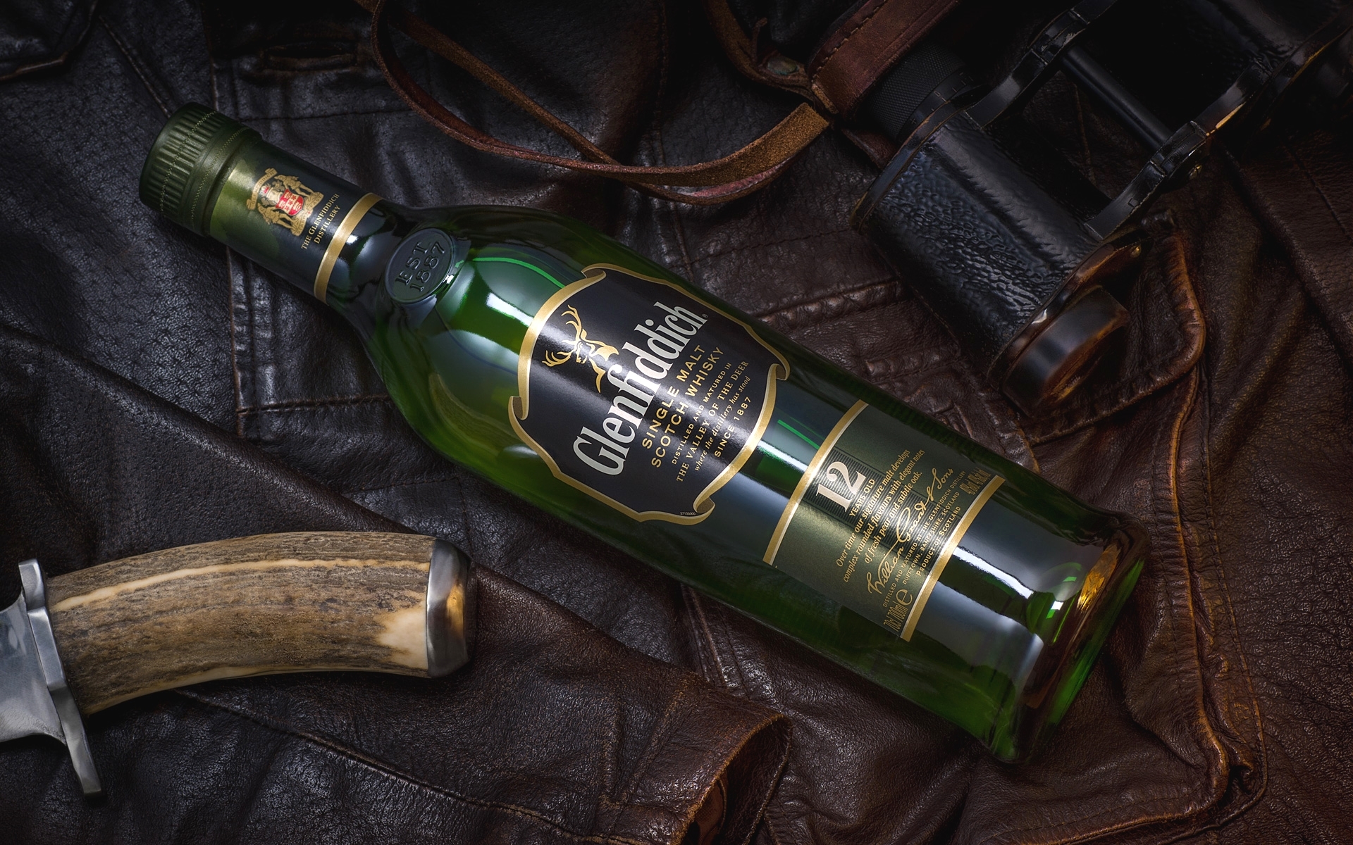 Обои стиль, glenfiddich, кожа, бутылка, нож, куртка, виски, бинокль, шотландский, style, leather, bottle, knife, jacket, whiskey, binoculars, scottish разрешение 1920x1200 Загрузить