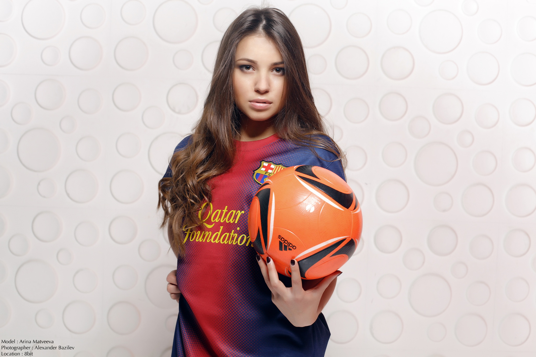 Красивая девушка саша. Саша Ткач. Алекс Базилев. Девушки с мячом обои. Девушка в Барселоне фотосессия.
