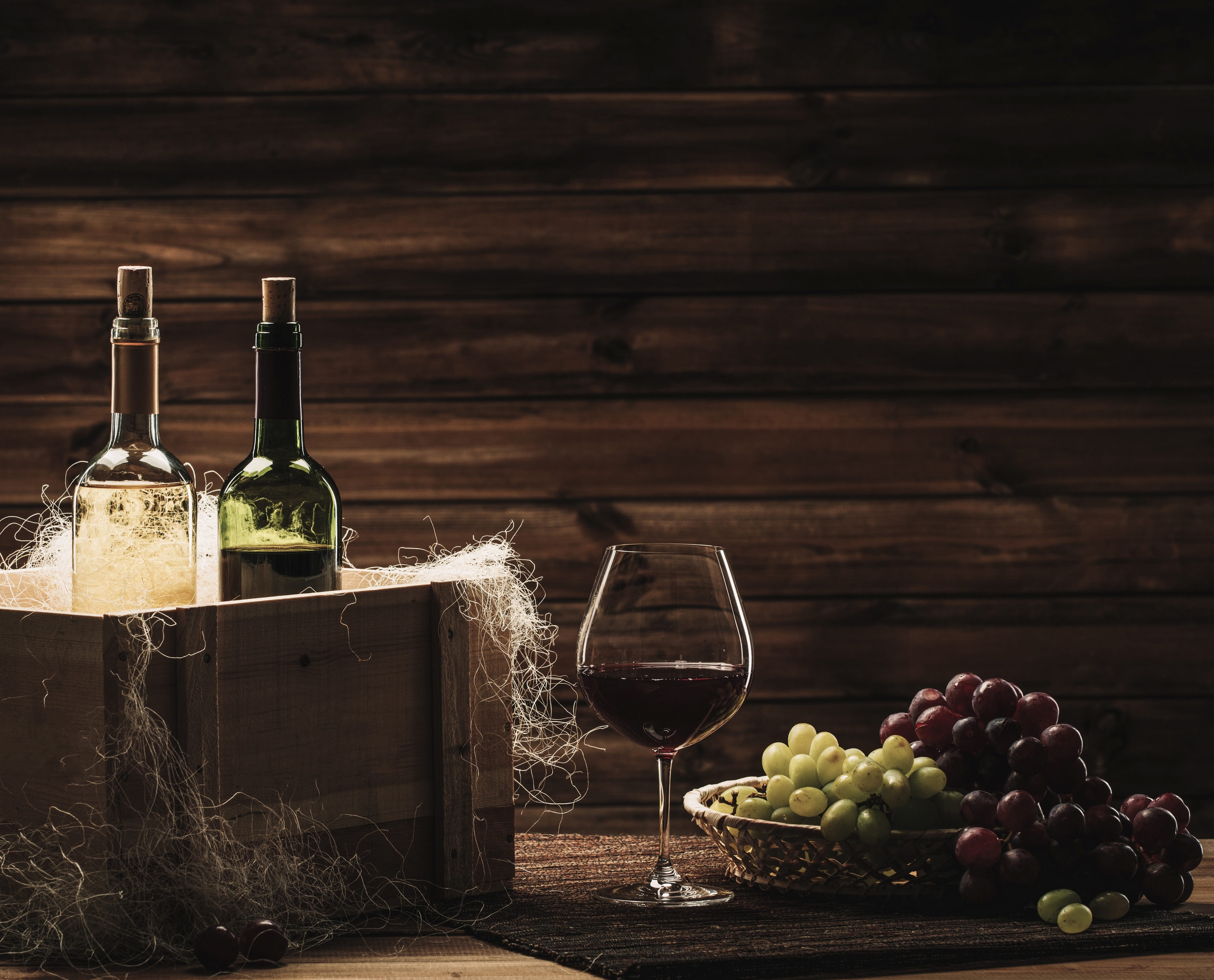 Обои виноград, бокал, вино, бутылки, ящик, пробки, grapes, glass, wine, bottle, box, tube разрешение 2880x2326 Загрузить