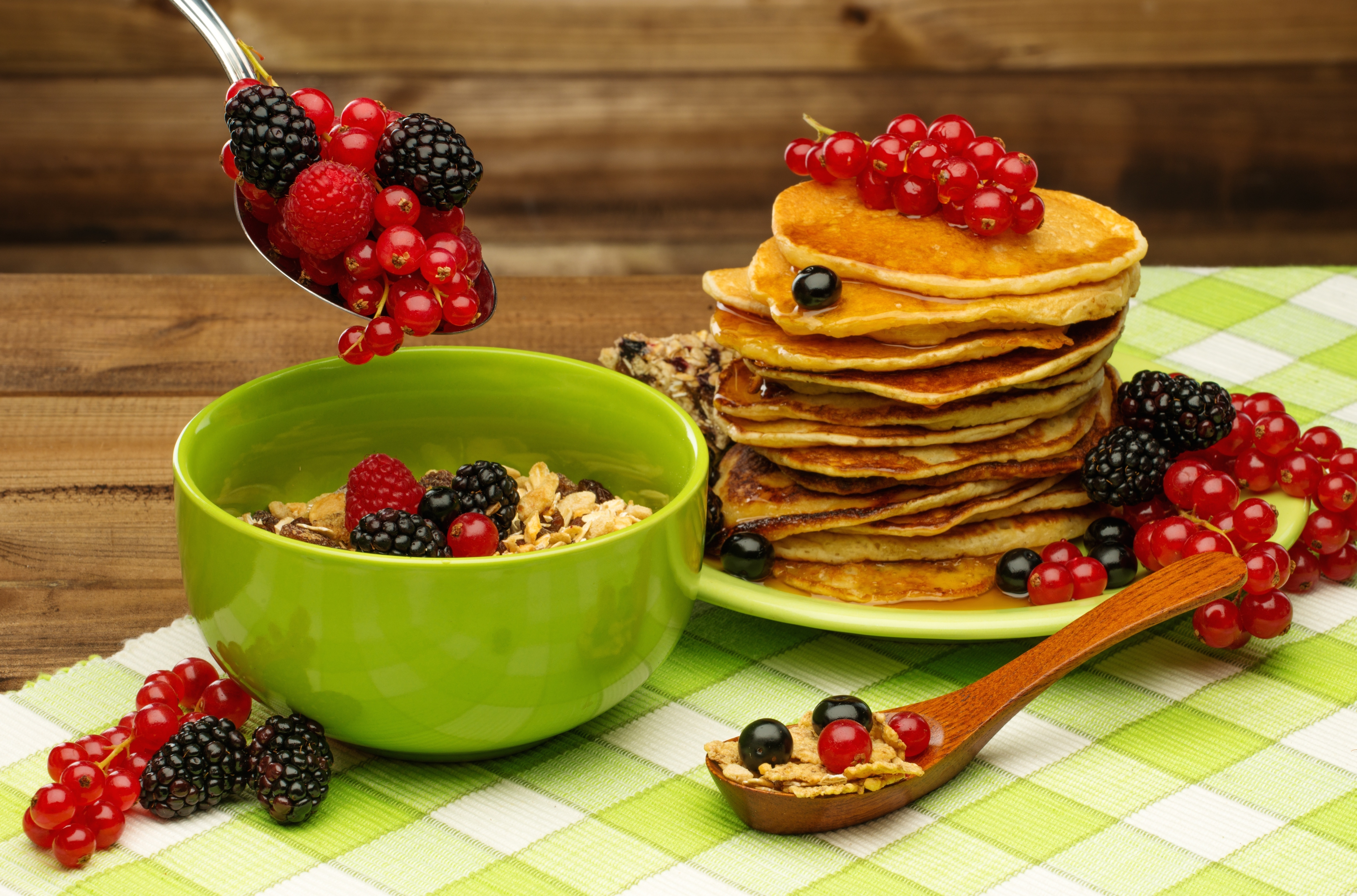 Обои ягоды, панкейк, лесные ягоды, завтрак, мед, блины, ежевика, смородина, мюсли, парное, fresh, berries, pancake, breakfast, honey, pancakes, blackberry, currants, muesli разрешение 6565x4337 Загрузить
