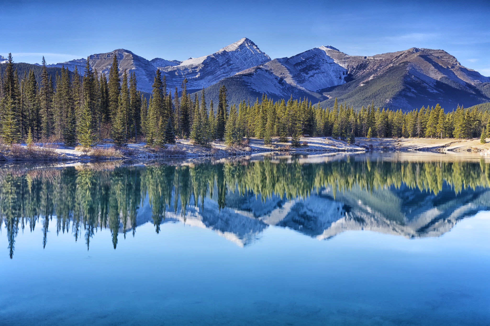 Обои деревья, forgetmenot pond, kananaskis country, озеро, кананаскис, горы, отражение, канада, альберта, провинция альберта, канадские скалистые горы, trees, lake, kananaskis, mountains, reflection, canada, albert, alberta, canadian rockies разрешение 2048x1365 Загрузить