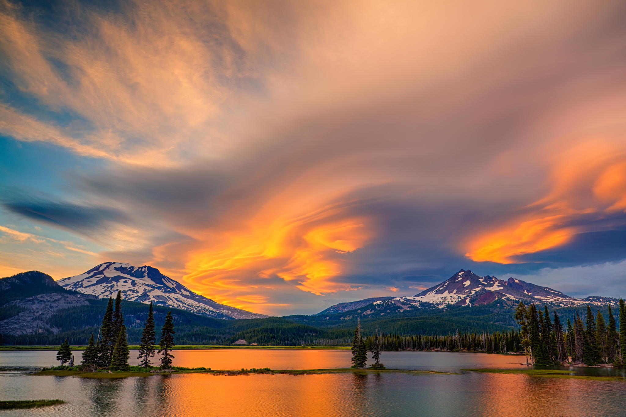 Обои небо, деревья, озеро, горы, закат, пейзаж, the sky, trees, lake, mountains, sunset, landscape разрешение 2048x1365 Загрузить