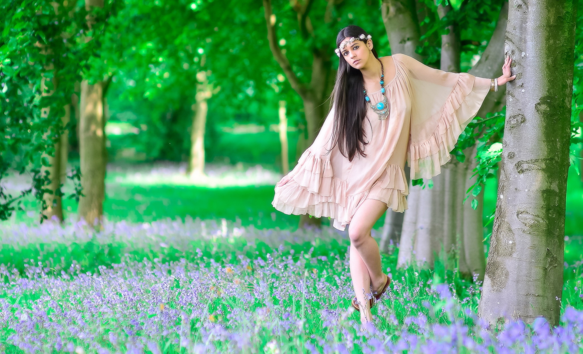 Обои цветы, деревья, природа, лес, девушка, поза, модель, flowers, trees, nature, forest, girl, pose, model разрешение 2047x1243 Загрузить