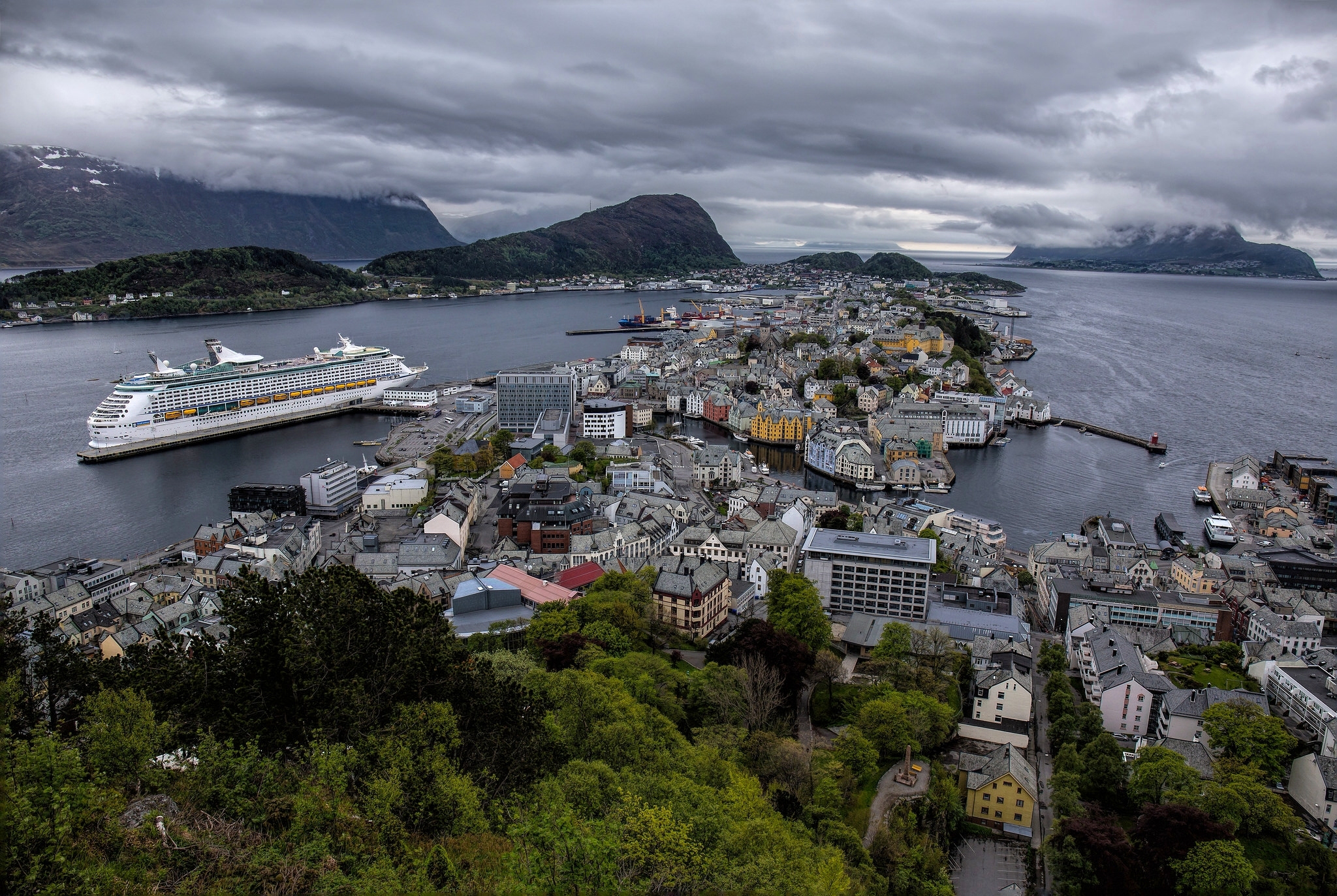 Обои панорама, aalesund, дома, hjørundfjorden, geirangerfjord, здания, олесунн, хьюронд-фьорд, норвегия, лайнер, круиз, фьорды, норвегии, гейрангер-фьорд, ålesund, panorama, home, building, jurong fjord, norway, liner, cruise, fjords разрешение 2048x1373 Загрузить