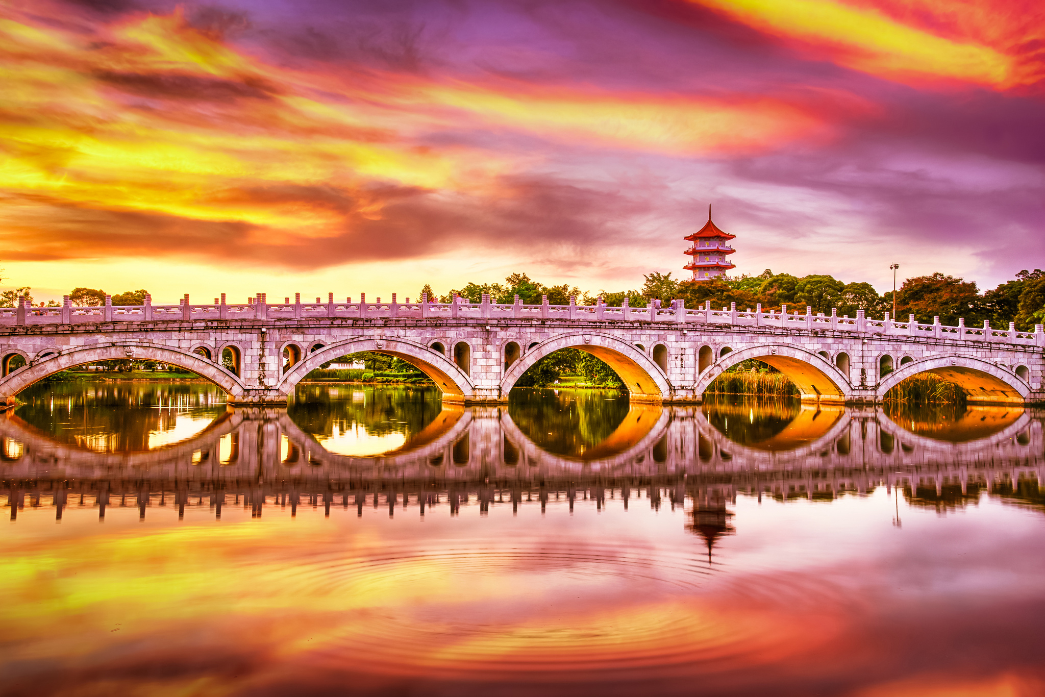 Обои закат, отражение, мост, водоем, сингапур, китайский сад, sunset, reflection, bridge, pond, singapore, chinese garden разрешение 2048x1366 Загрузить