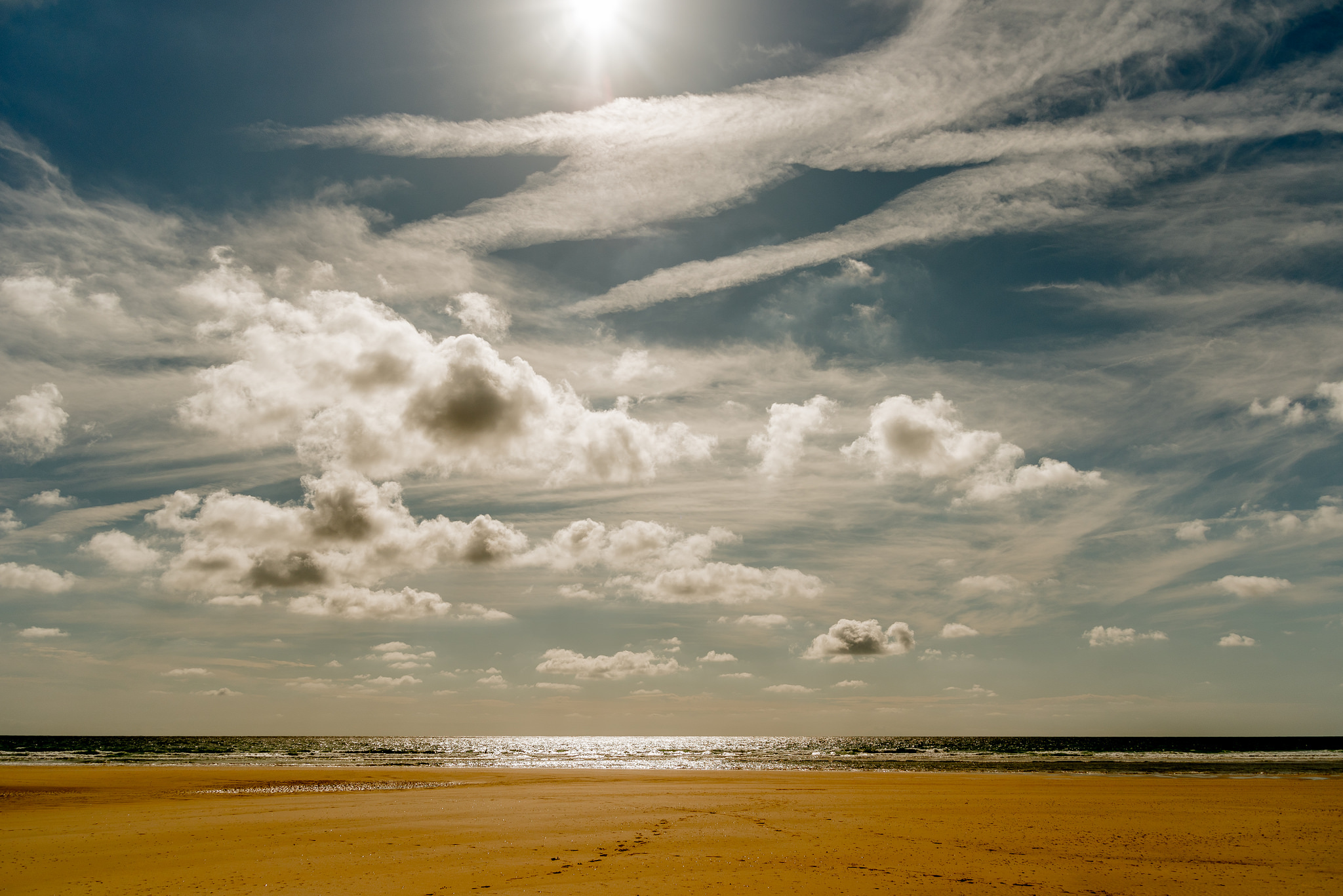 Обои небо, облака, солнце, море, пляж, горизонт, the sky, clouds, the sun, sea, beach, horizon разрешение 2048x1367 Загрузить