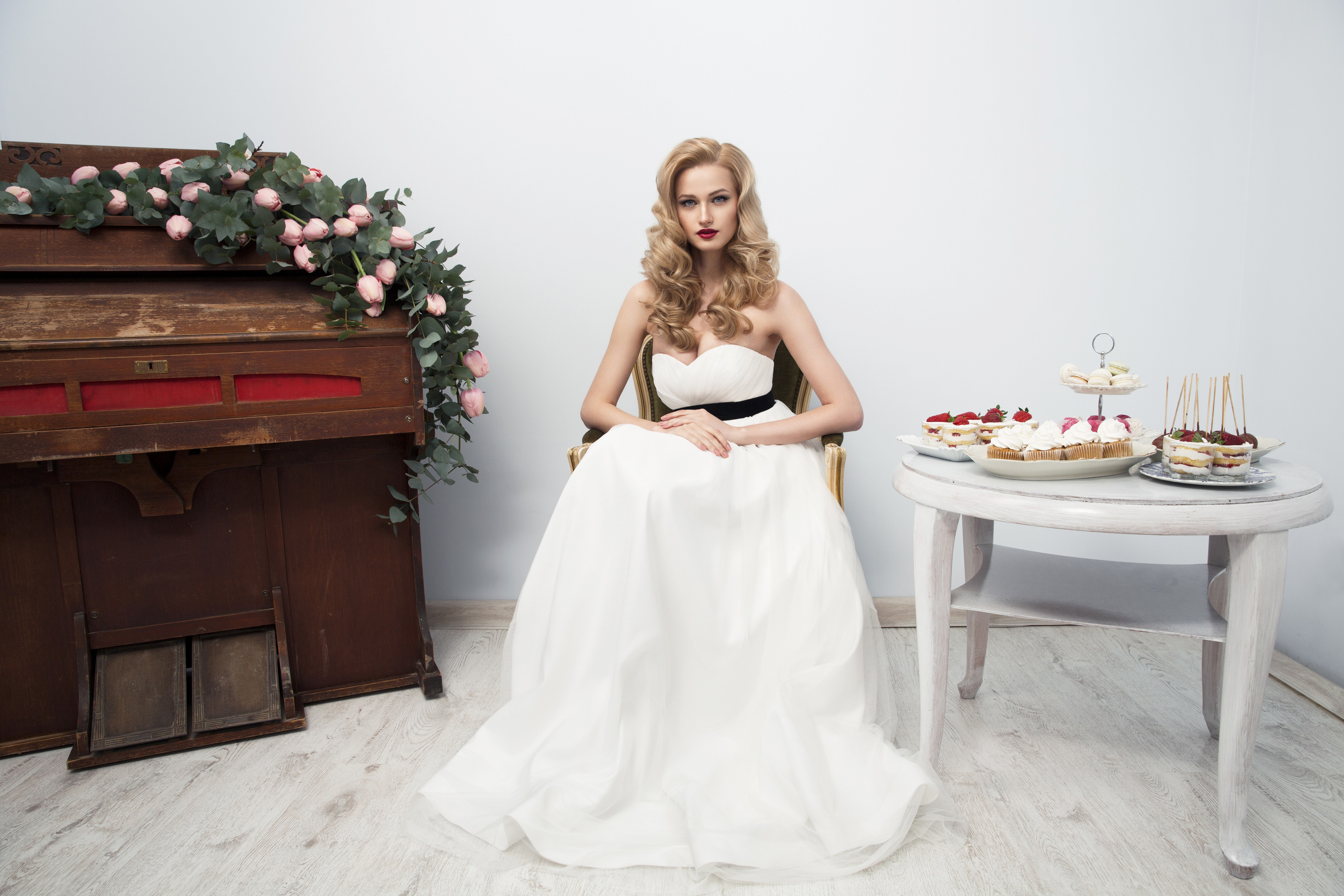 Обои цветы, девушка, макияж, сладкое, выпечка, невеста, flowers, girl, makeup, sweet, cakes, the bride разрешение 4260x2840 Загрузить