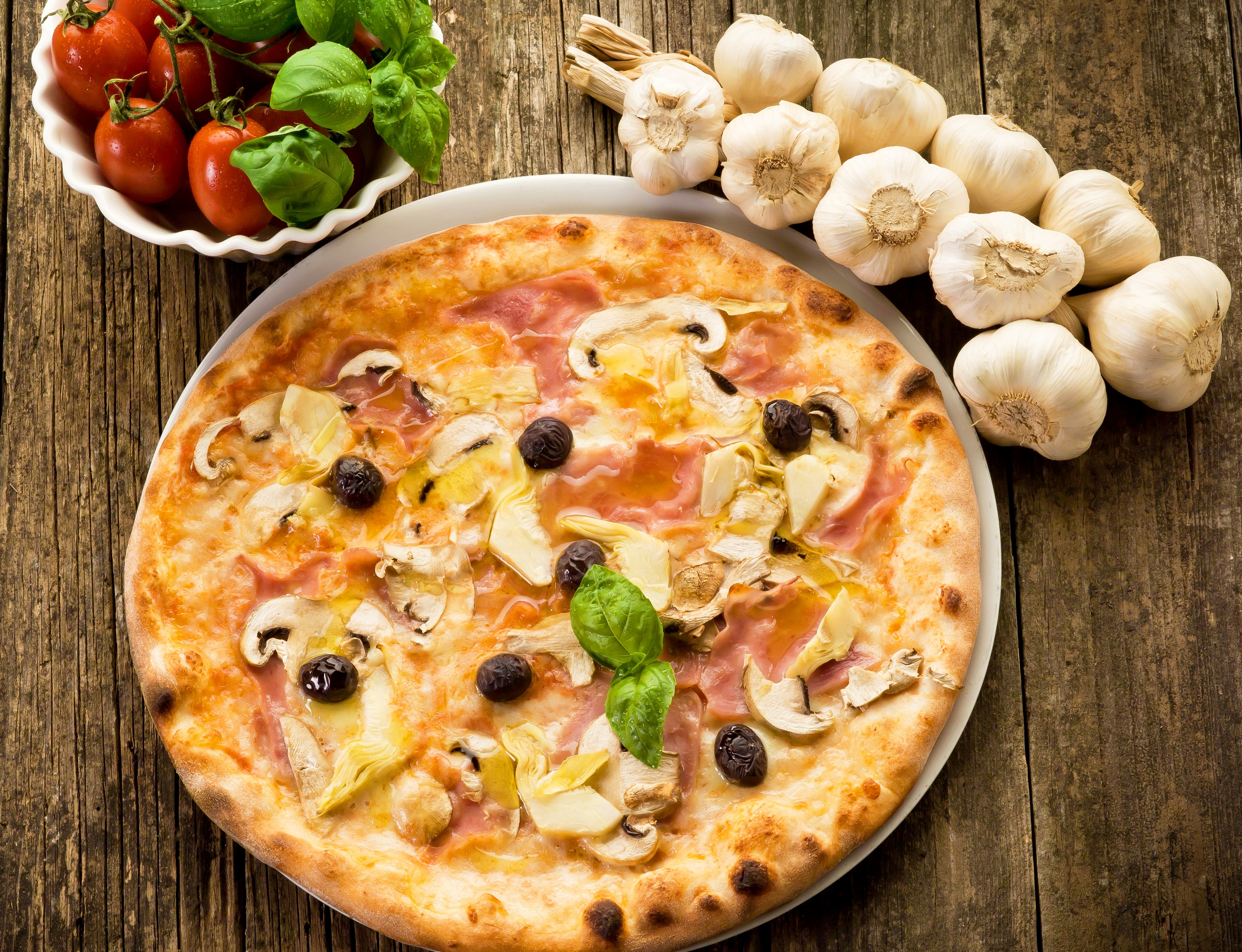 Обои грибы, ветчина, сыр, быстрое питание, помидоры, боровики, помидор, оливки, пицца, маслины, чеснок, брынза, mushrooms, ham, cheese, fast food, tomatoes, tomato, olives, pizza, garlic разрешение 2880x2207 Загрузить