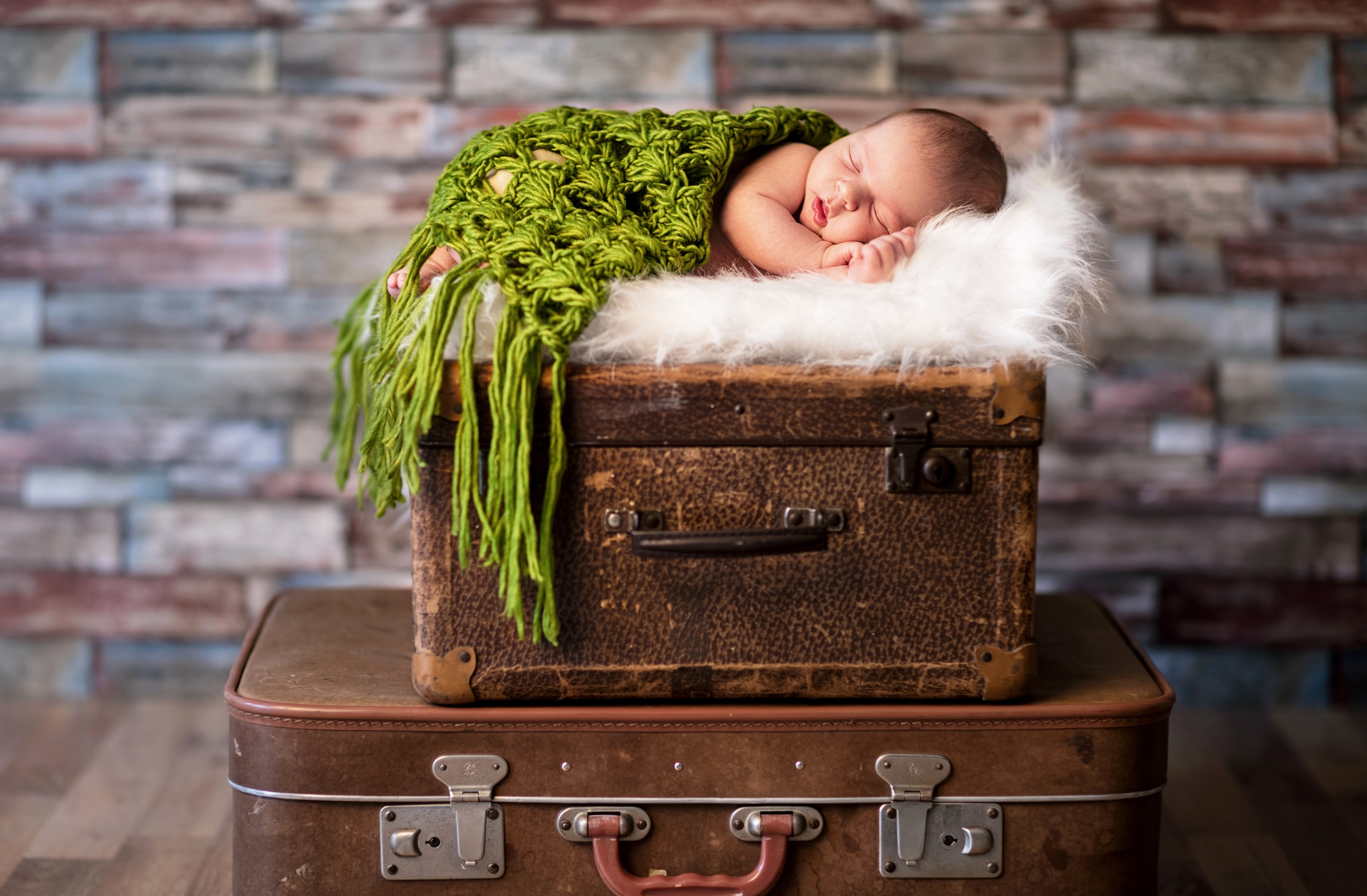 Обои спит, ребенок, малыш, младенец, чемодан, sleeping, child, baby, suitcase разрешение 2880x1889 Загрузить