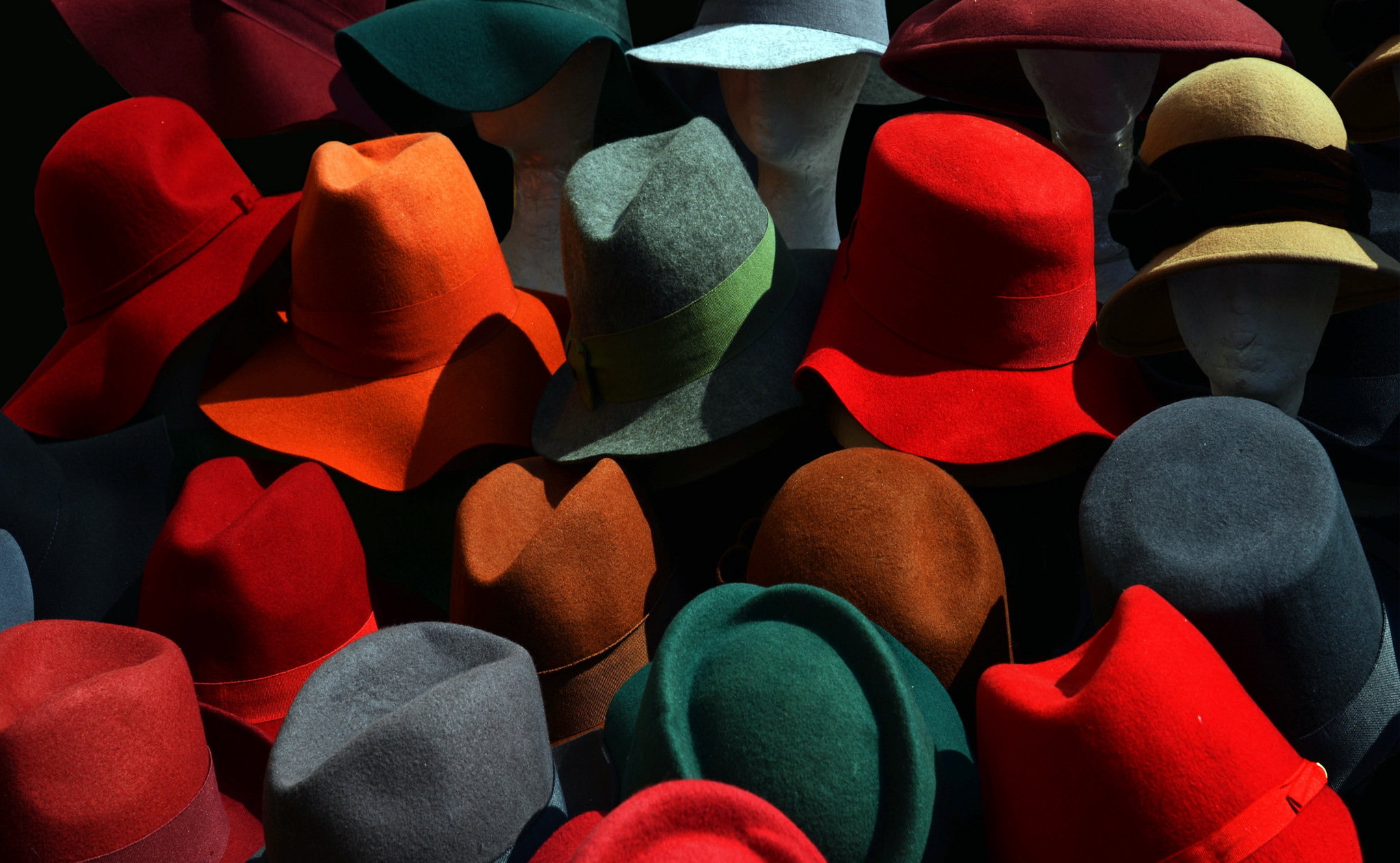 Обои фон, цвет, много, шляпы, background, color, a lot, hats разрешение 2046x1261 Загрузить