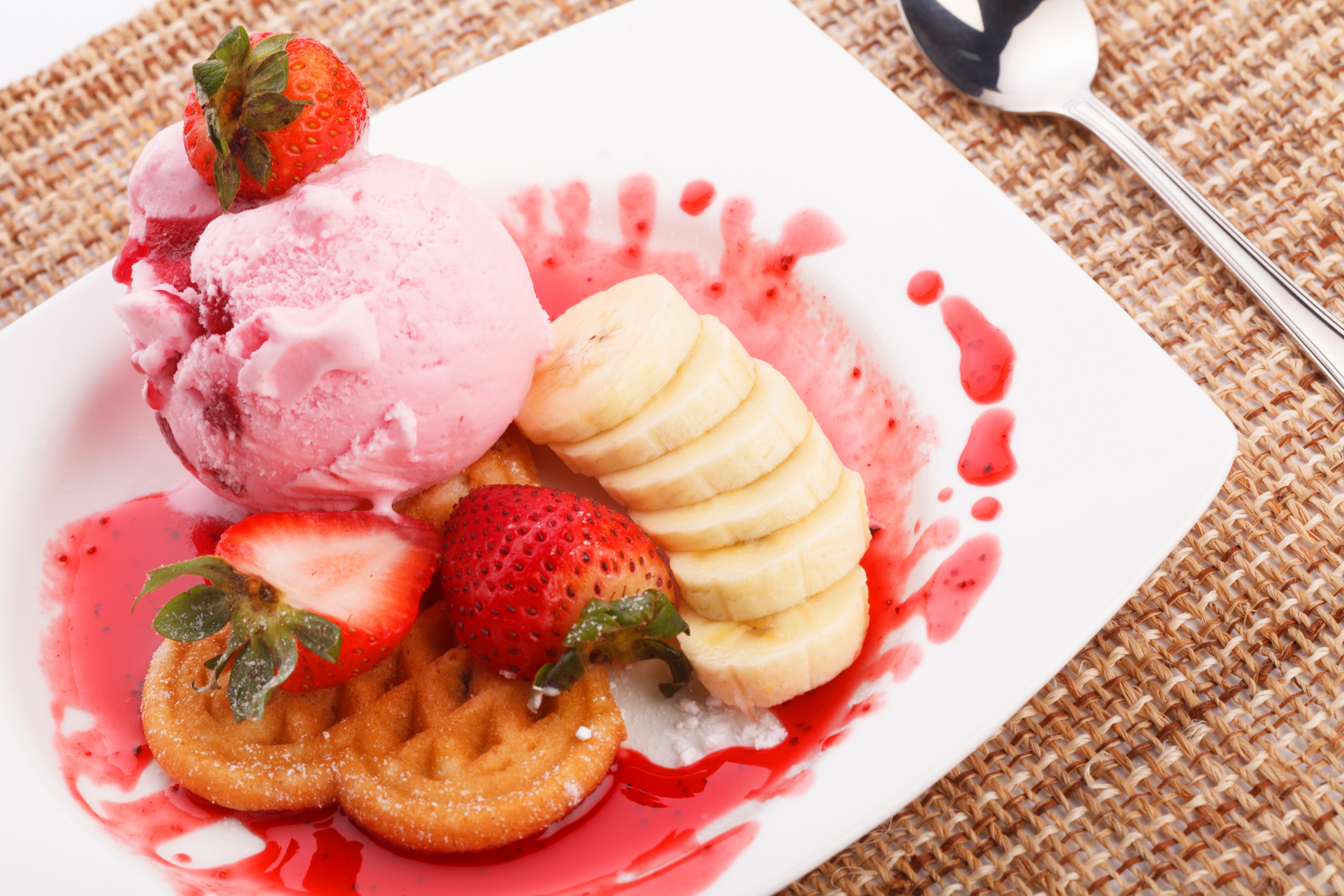 Обои мороженое, клубника, мороженное, десерт, банан, варенье, ice cream, strawberry, dessert, banana, jam разрешение 2880x1920 Загрузить