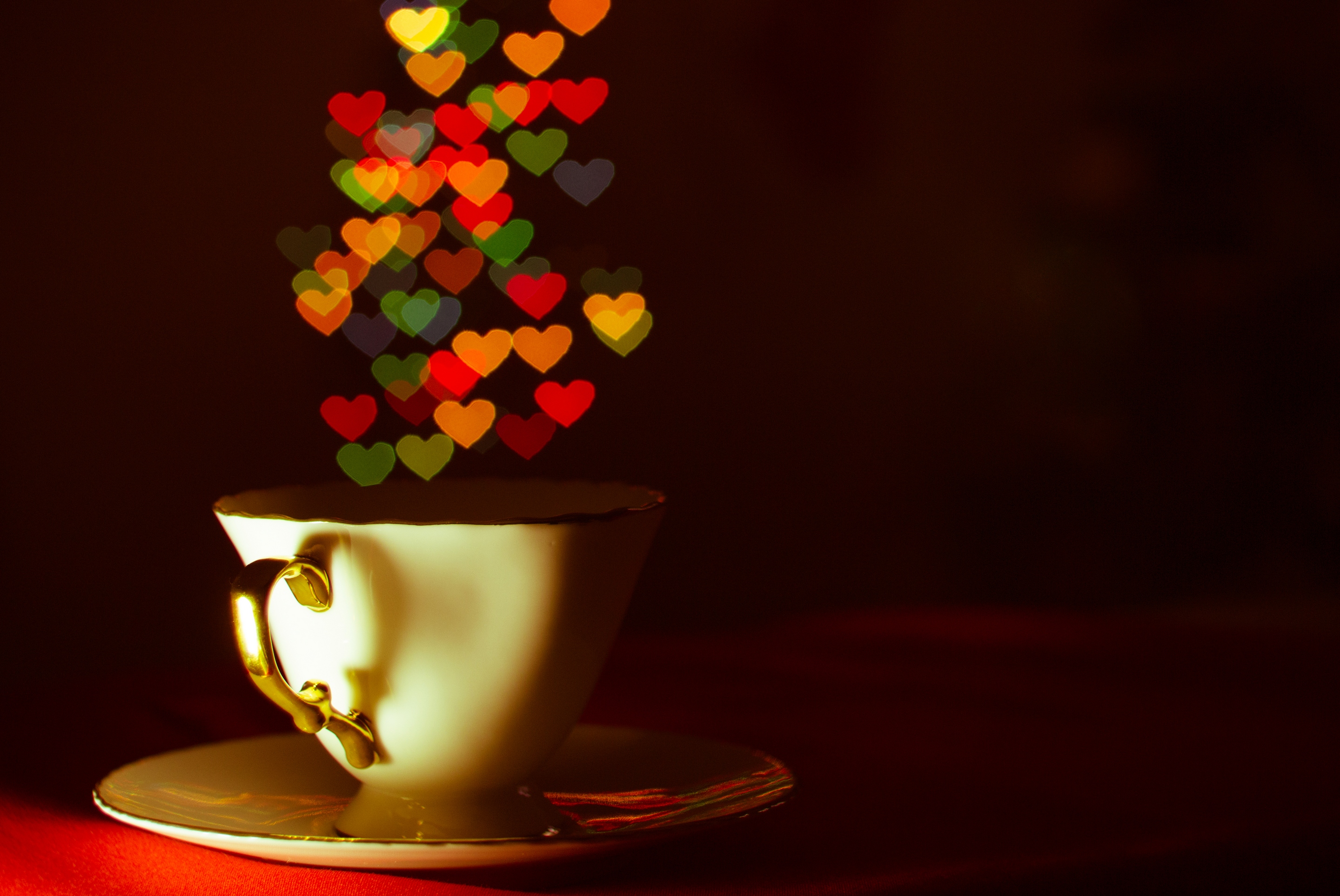 Обои темный фон, блюдце, чашка, чай, сердечки, кубок, the dark background, saucer, cup, tea, hearts разрешение 2880x1926 Загрузить