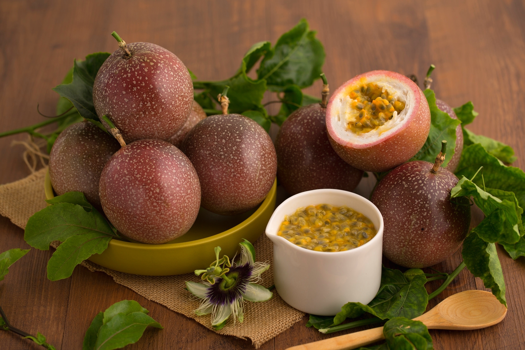 Passion fruit. Маракуйя. Маракуйя (фрукт). Маракуйя маракуйя маракуйя. Тропическая маракуйя.