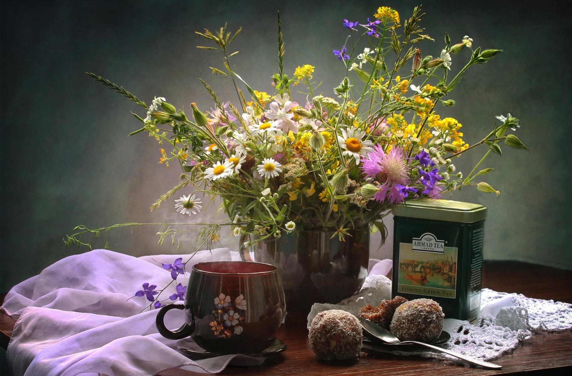 Обои букет, чашка, чай, полевые цветы, пирожные, натюрморт, bouquet, cup, tea, wildflowers, cakes, still life разрешение 1920x1262 Загрузить