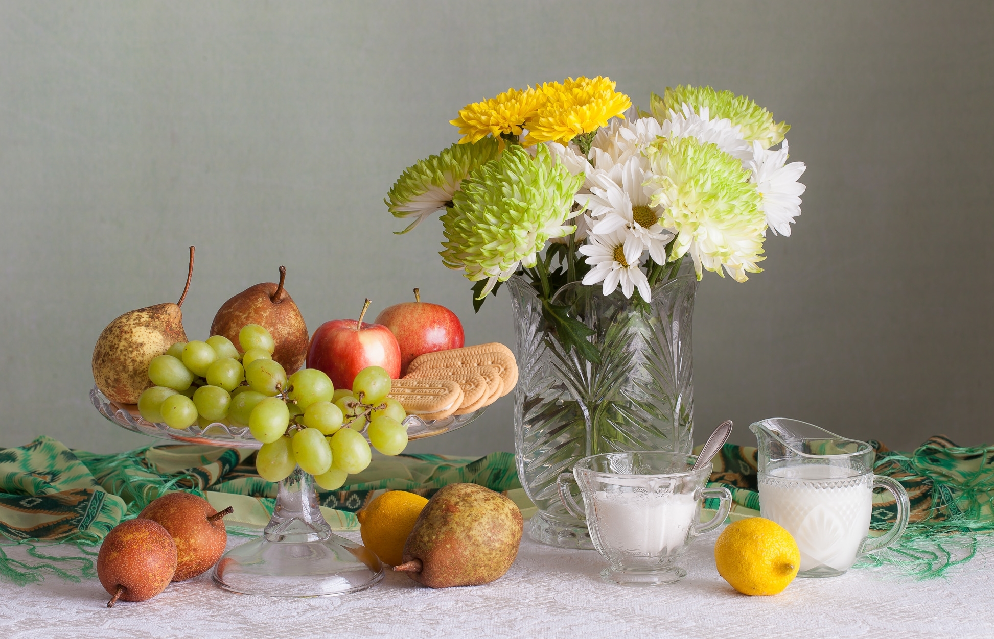 Обои цветы, натюрморт, виноград, груши, фрукты, лимон, букет, яблоко, хризантемы, печенье, flowers, still life, grapes, pear, fruit, lemon, bouquet, apple, chrysanthemum, cookies разрешение 1945x1252 Загрузить