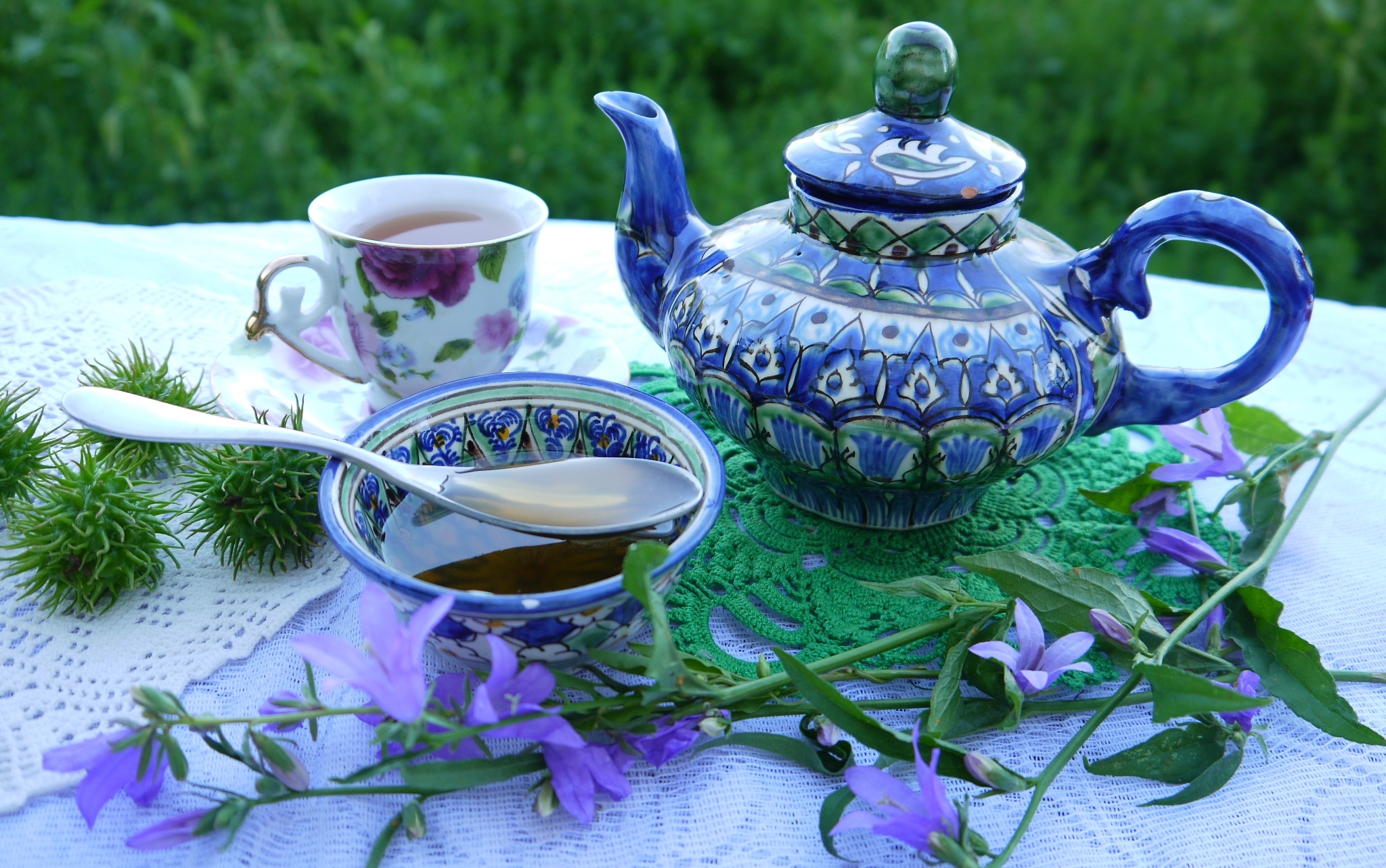 Обои чашка, чай, колокольчики, мед, натюрморт, заварник, cup, tea, bells, honey, still life, teapot разрешение 2048x1283 Загрузить