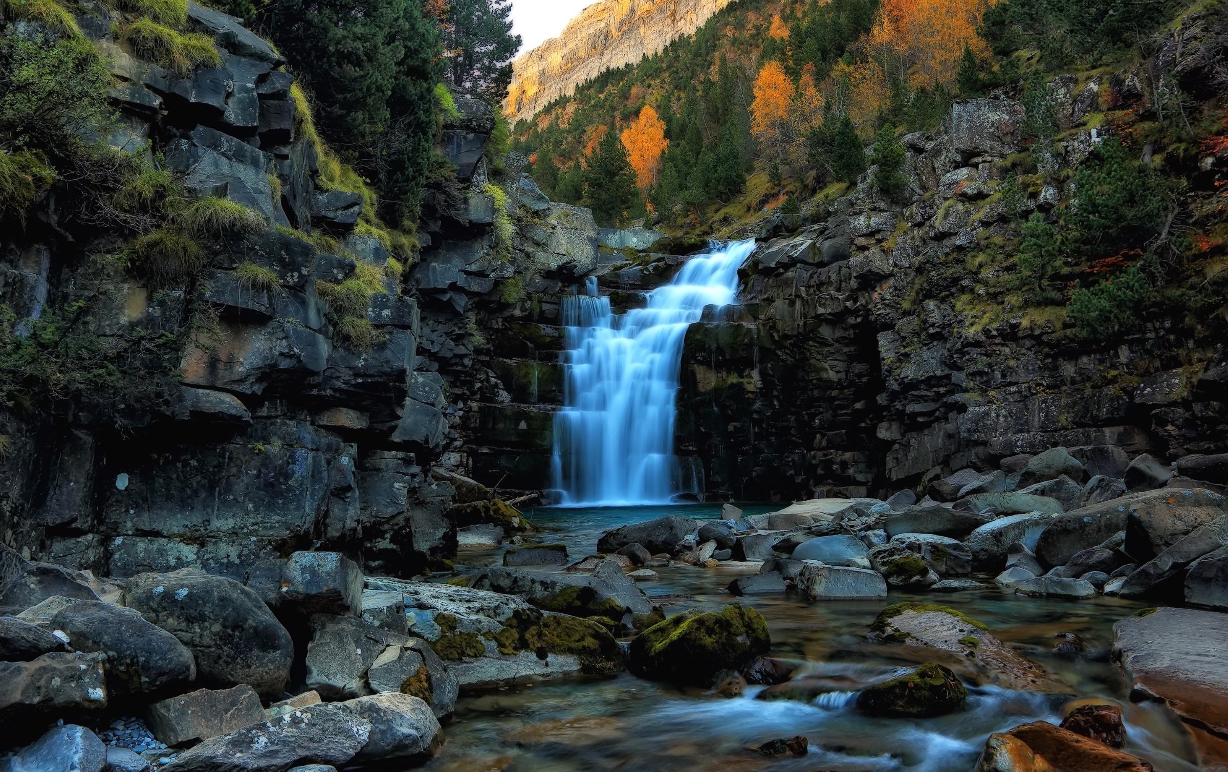 Обои деревья, вода, скалы, камни, водопад, trees, water, rocks, stones, waterfall разрешение 2400x1509 Загрузить