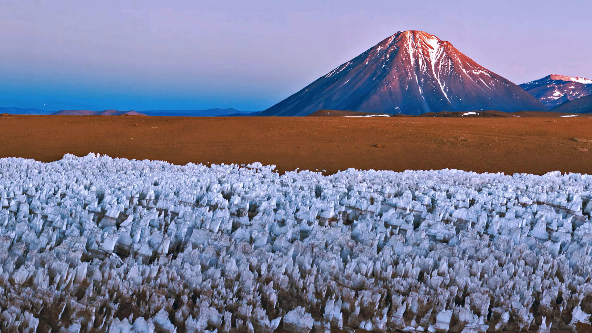 Обои горы, природа, вулкан, чили, боливия, ликанкабур, mountains, nature, the volcano, chile, bolivia, surrounded by разрешение 1920x1080 Загрузить