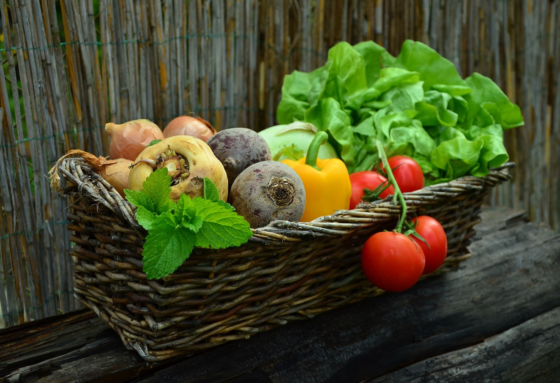 Обои лук, корзина, овощи, помидоры, перец, салат, свекла, bow, basket, vegetables, tomatoes, pepper, salad, beets разрешение 1920x1313 Загрузить