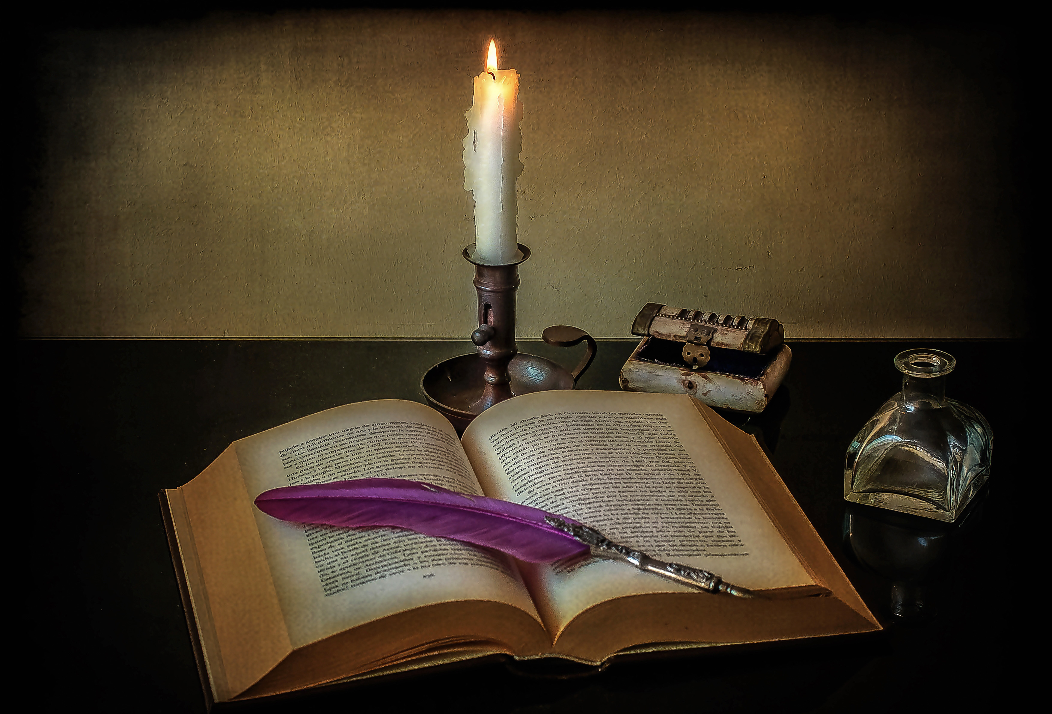 Старая книга и свеча загрузить