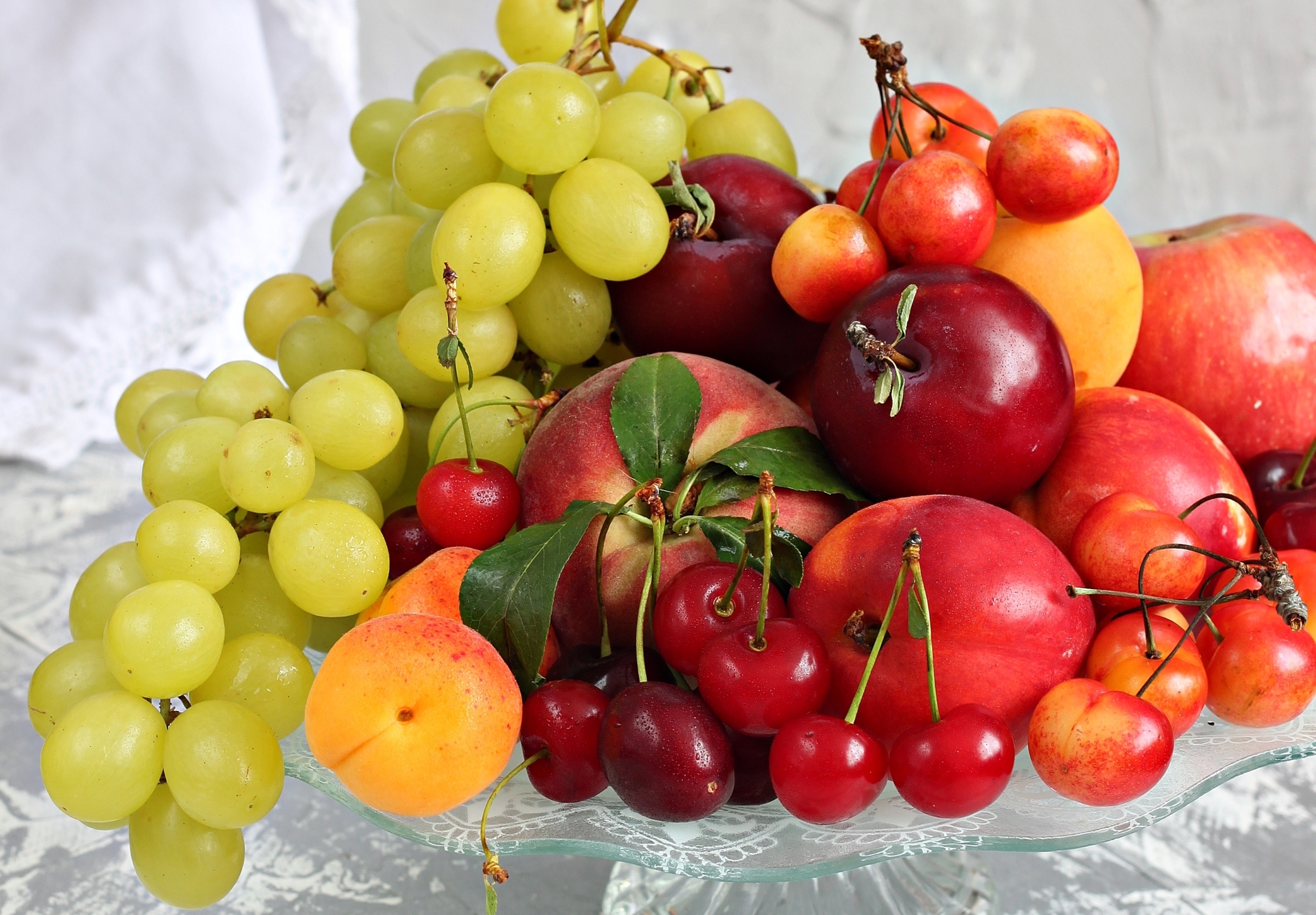 Обои виноград, фрукты, черешня, абрикос, нектарин, grapes, fruit, cherry, apricot, nectarine разрешение 2400x1668 Загрузить
