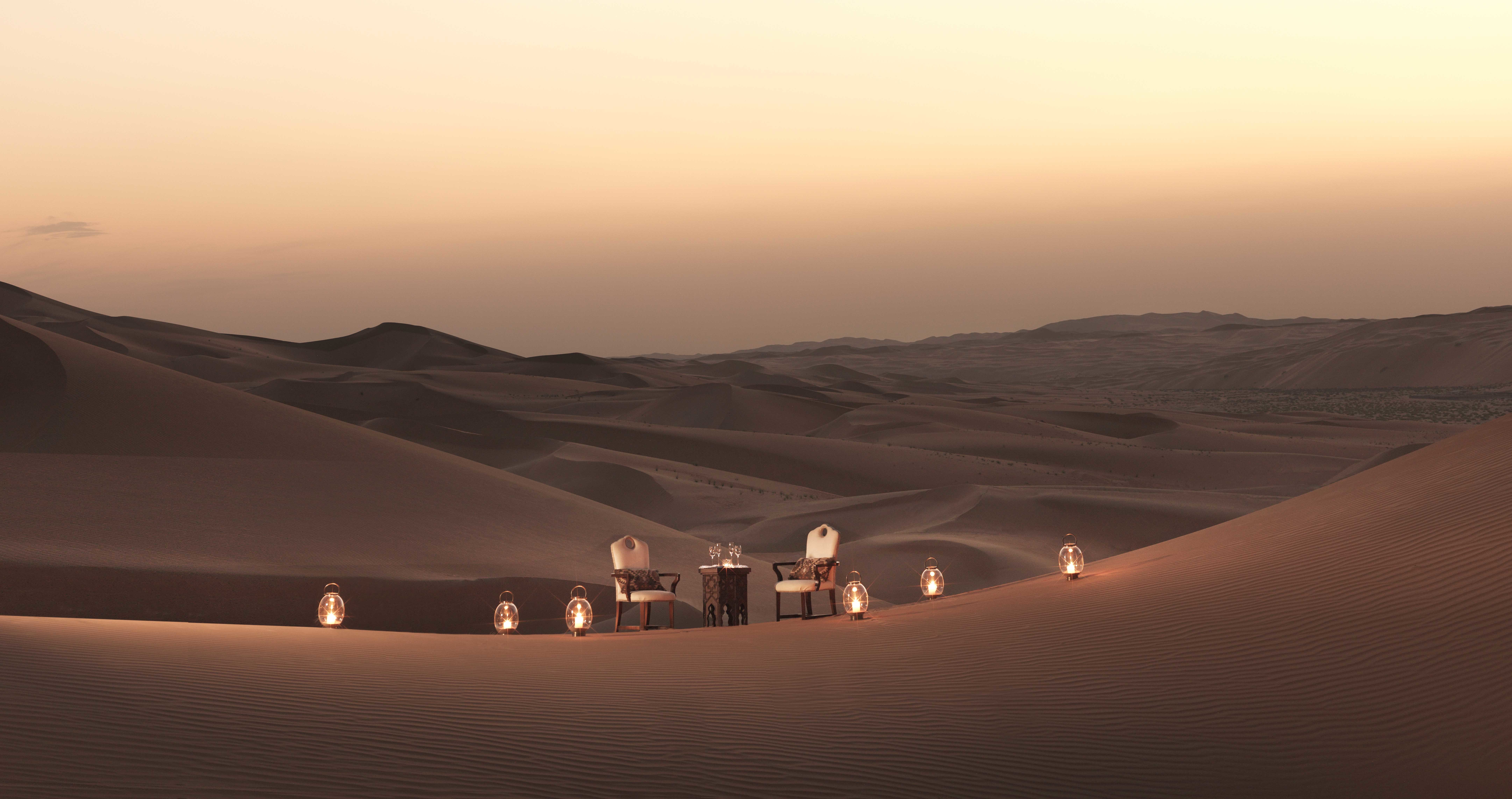 Обои свечи, песок, пустыня, романтика, вино, дюны, столик на двоих, candles, sand, desert, romance, wine, dunes, a table for two разрешение 8646x4570 Загрузить
