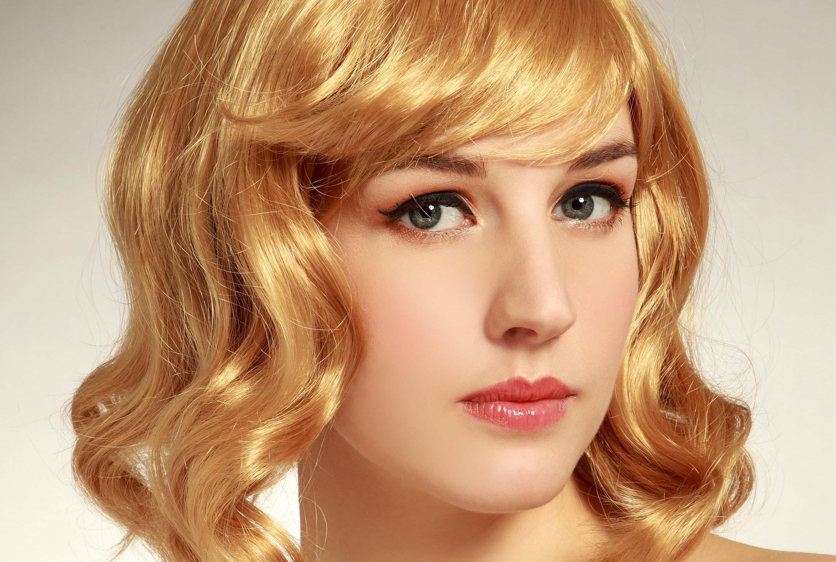 Золотыми волосами песня. Лореаль медовый блонд. Лонда медовый блонд. Золотистые волосы. Золотистый блонд.