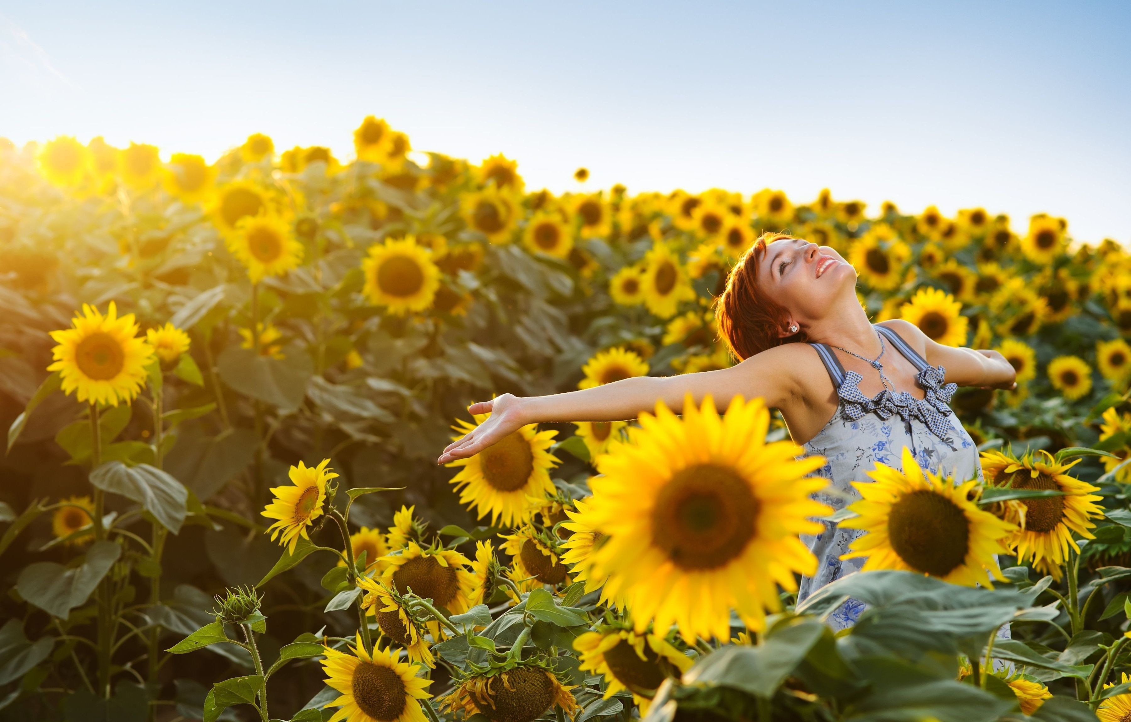 Радость природа. Девушка в подсолнухах. Девушка счастливая Подсолнухи. Фотосессия в подсолнухах. Подсолнухи и солнце.