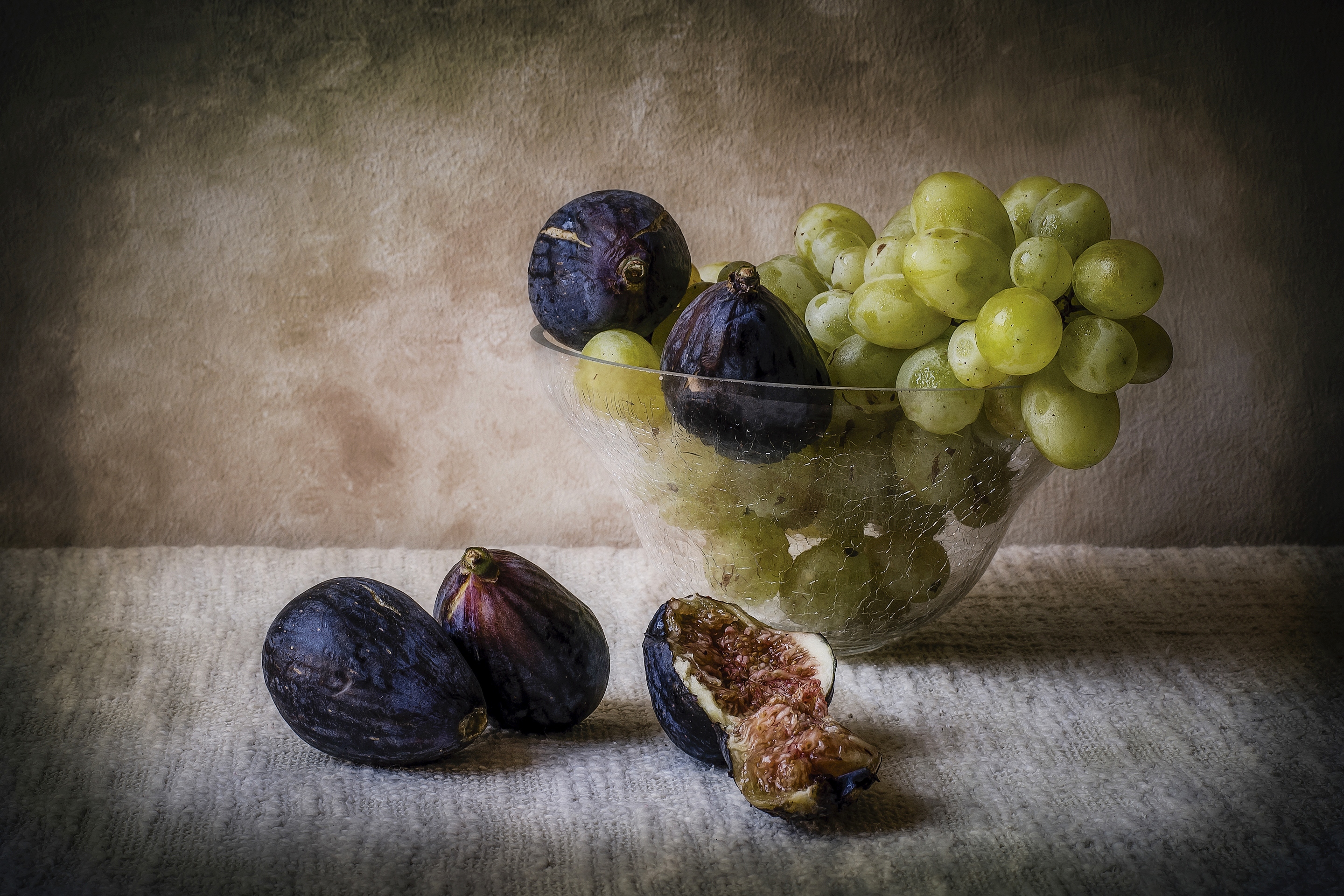 Обои виноград, фрукты, ваза, натюрморт, инжир, grapes, fruit, vase, still life, figs разрешение 2880x1920 Загрузить