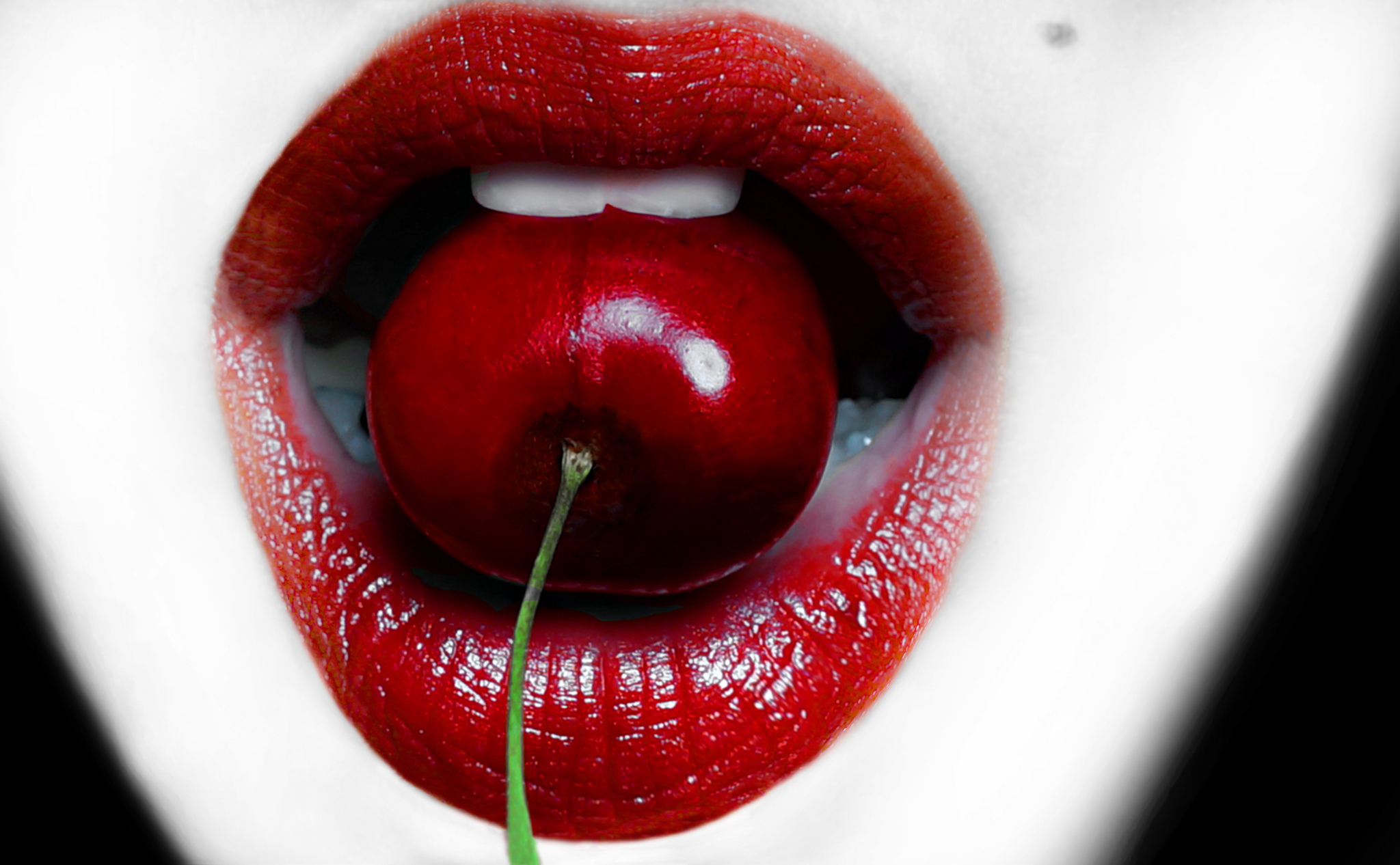 Рота любимый. Женские губы. Сочный красный цвет. Вишенка во рту. Красивые губы.