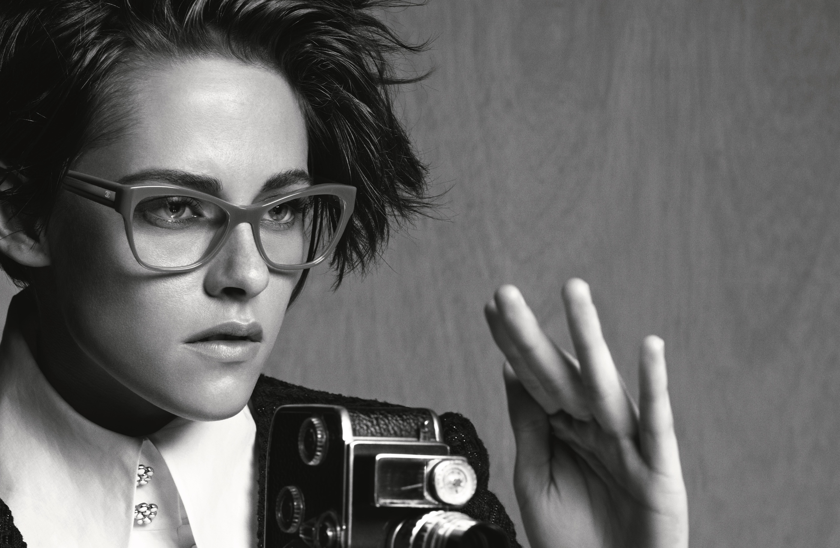 Обои девушка, чёрно-белое, кристен стюарт, актриса, камера, girl, black and white, kristen stewart, actress, camera разрешение 2800x1826 Загрузить