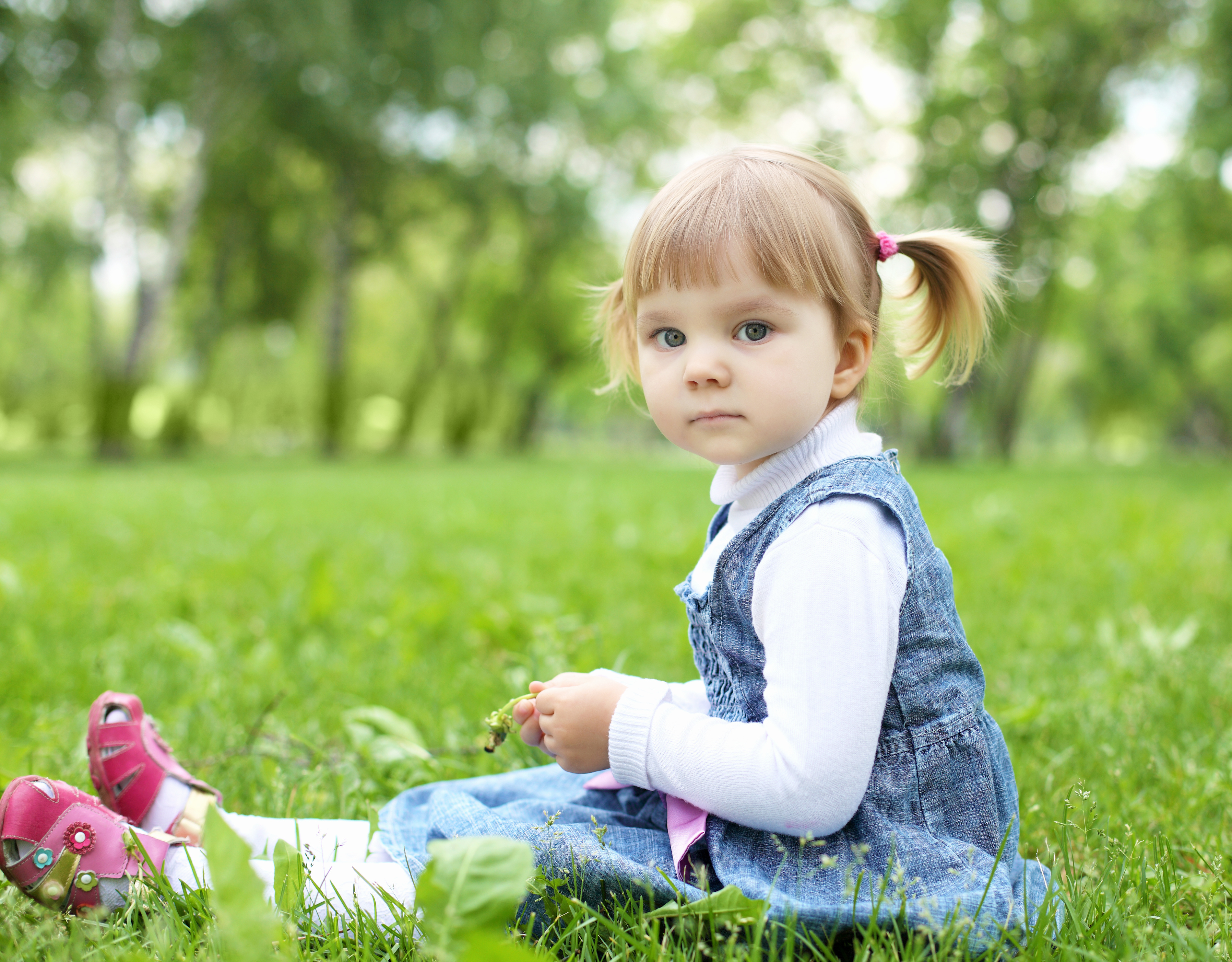 Ребенок без настроения. Ребенок девочка. Маленький ребенок в парке. Девочка сидит. Маленькая девочка в парке.