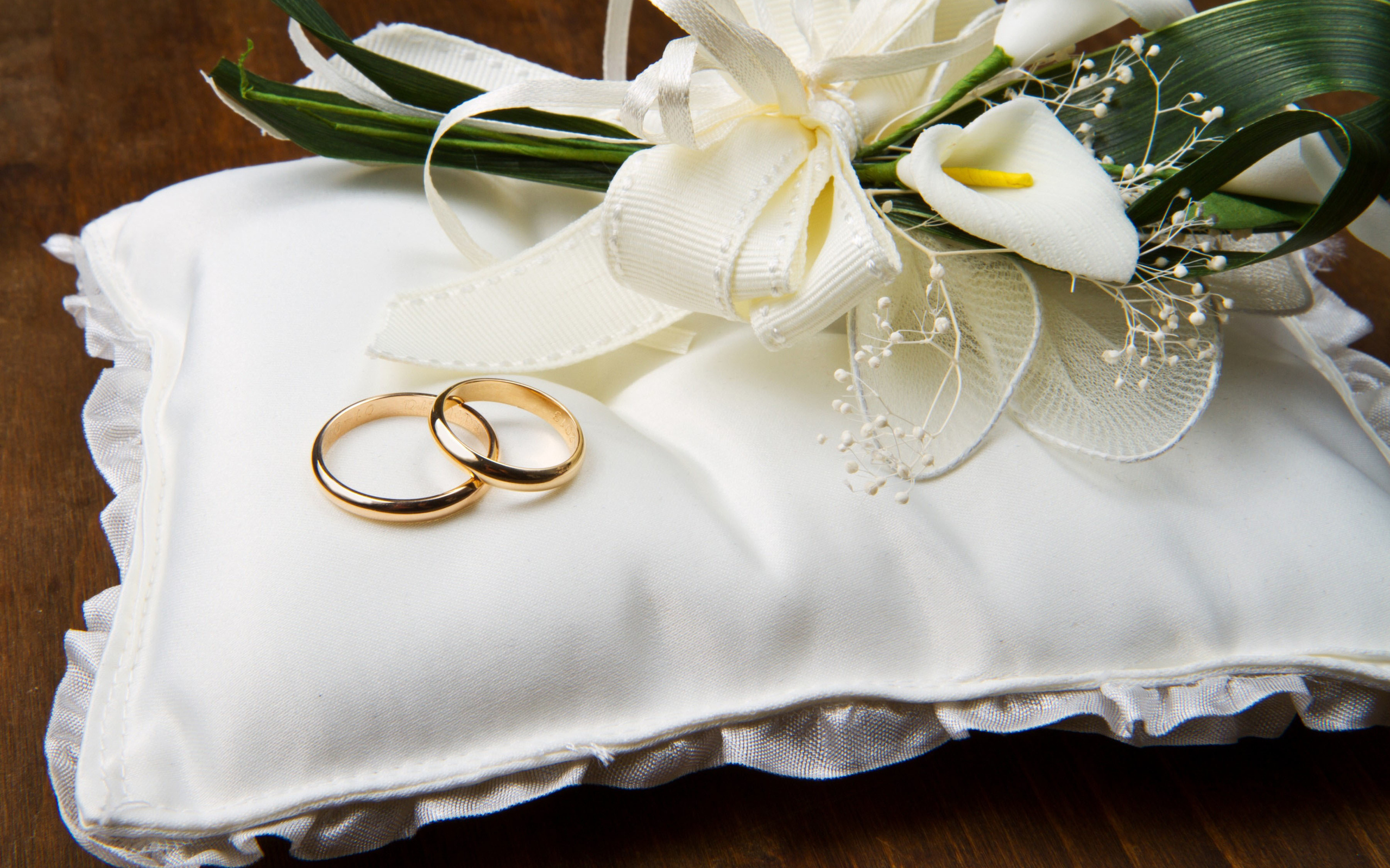 Обои цветы, обручальные кольца, подушечка, flowers, engagement rings, cushion разрешение 2560x1600 Загрузить