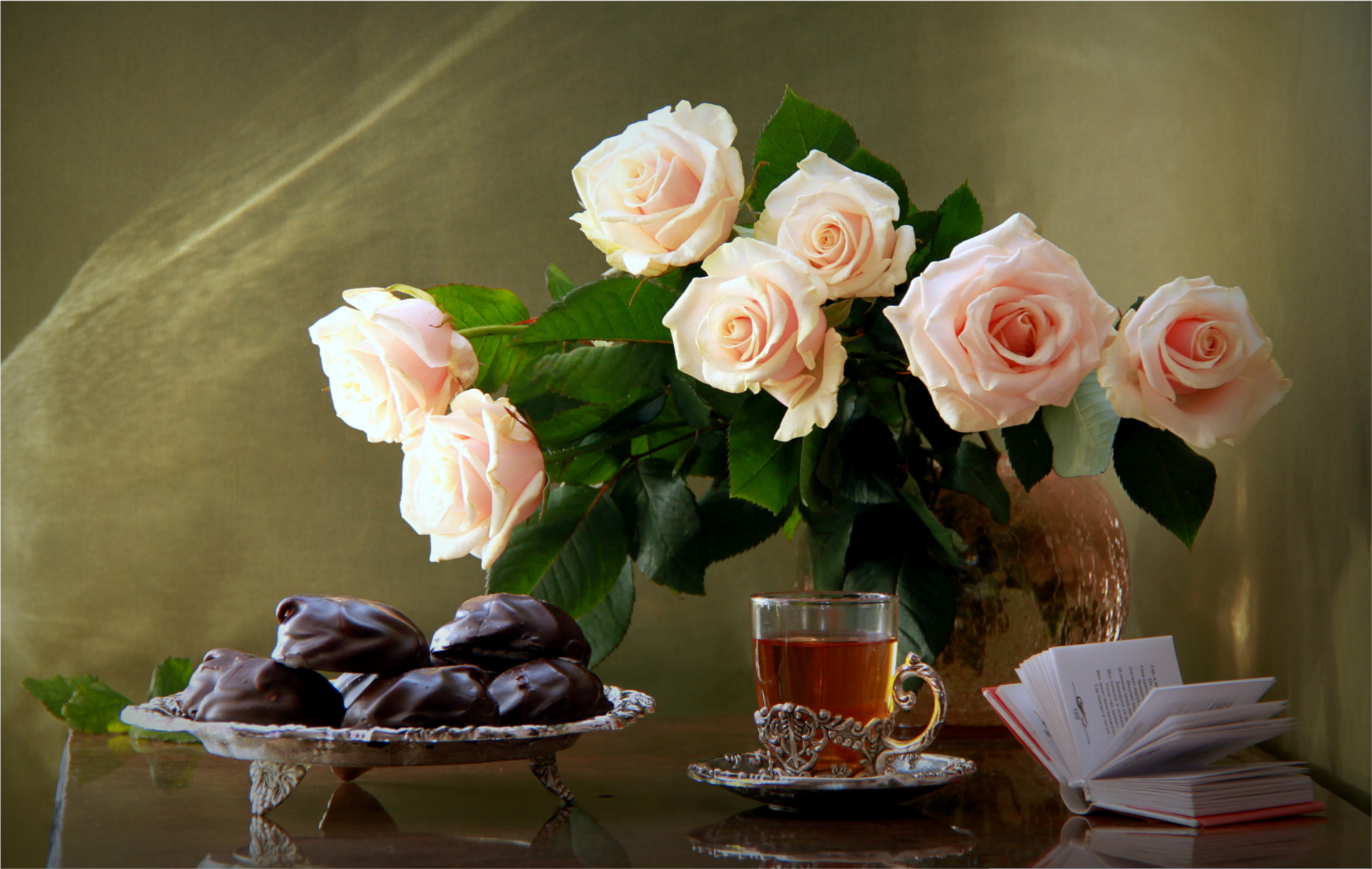 Обои розы, букет, чай, шоколад, книга, зефир, натюрморт, roses, bouquet, tea, chocolate, book, marshmallows, still life разрешение 1920x1217 Загрузить