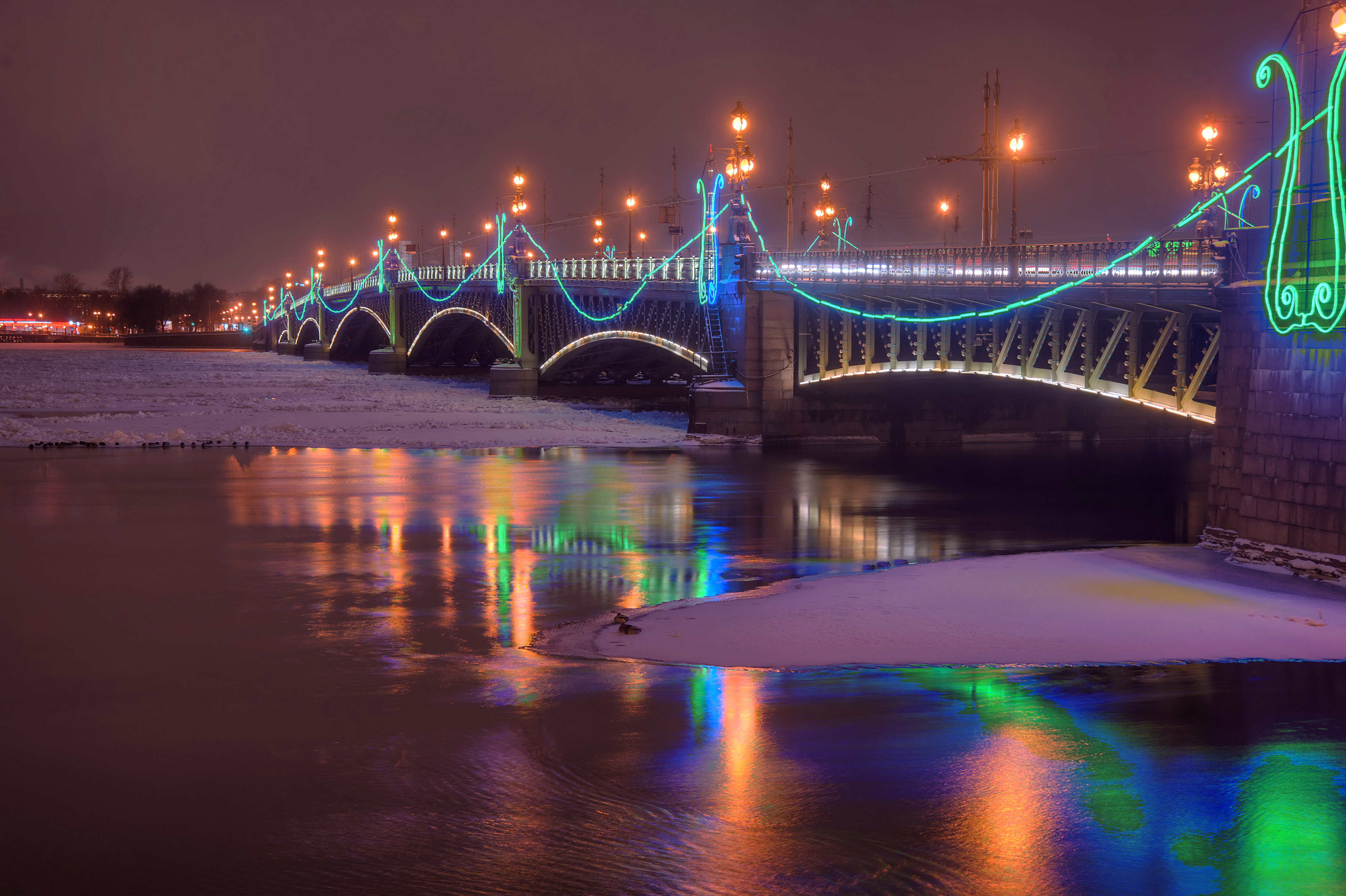 Троицкий мост в Санкт-Петербурге зимой