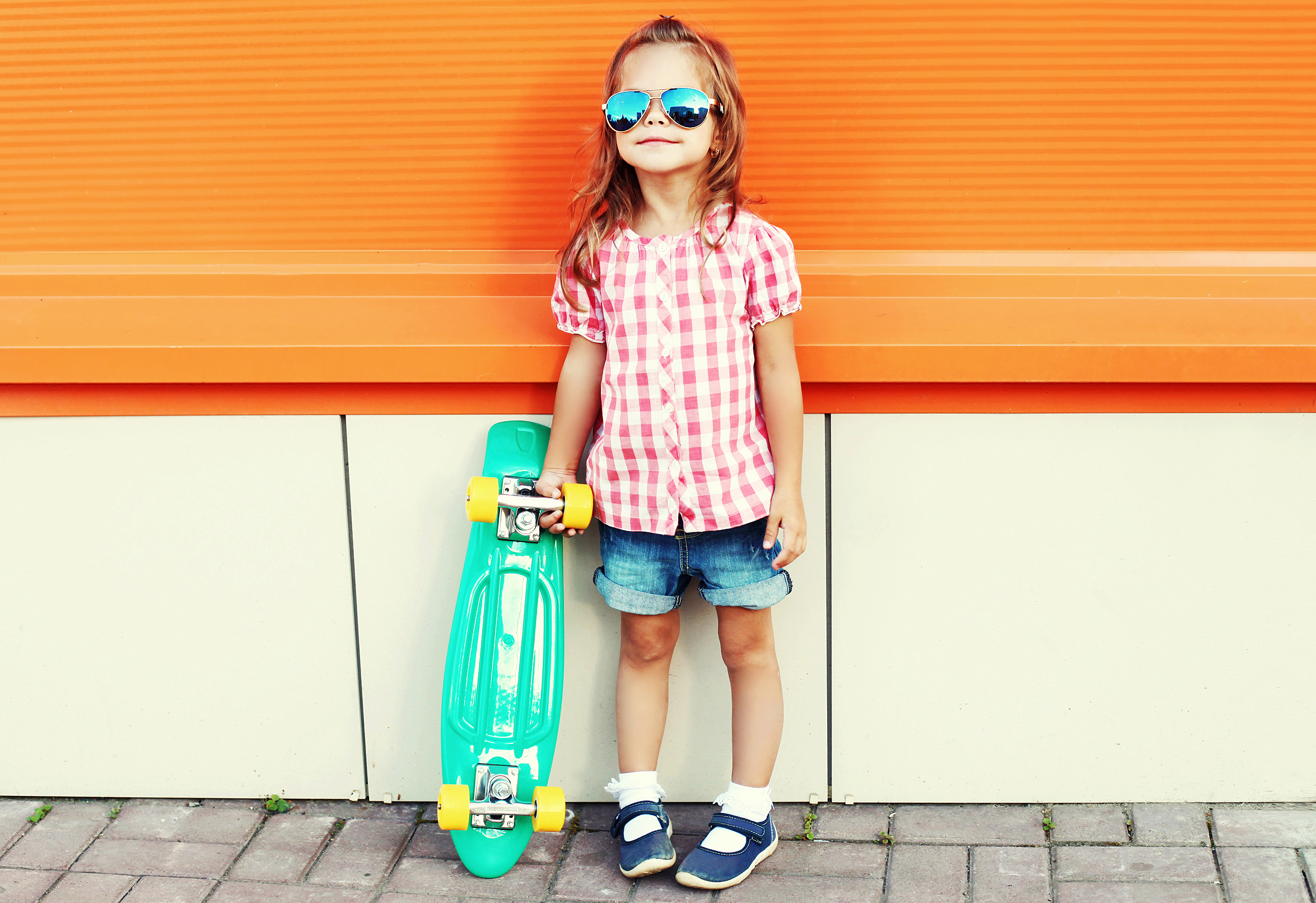 Обои лето, очки, девочка, скейтборд, дитя, little girls, summer, glasses, girl, skateboard, child разрешение 2350x1612 Загрузить