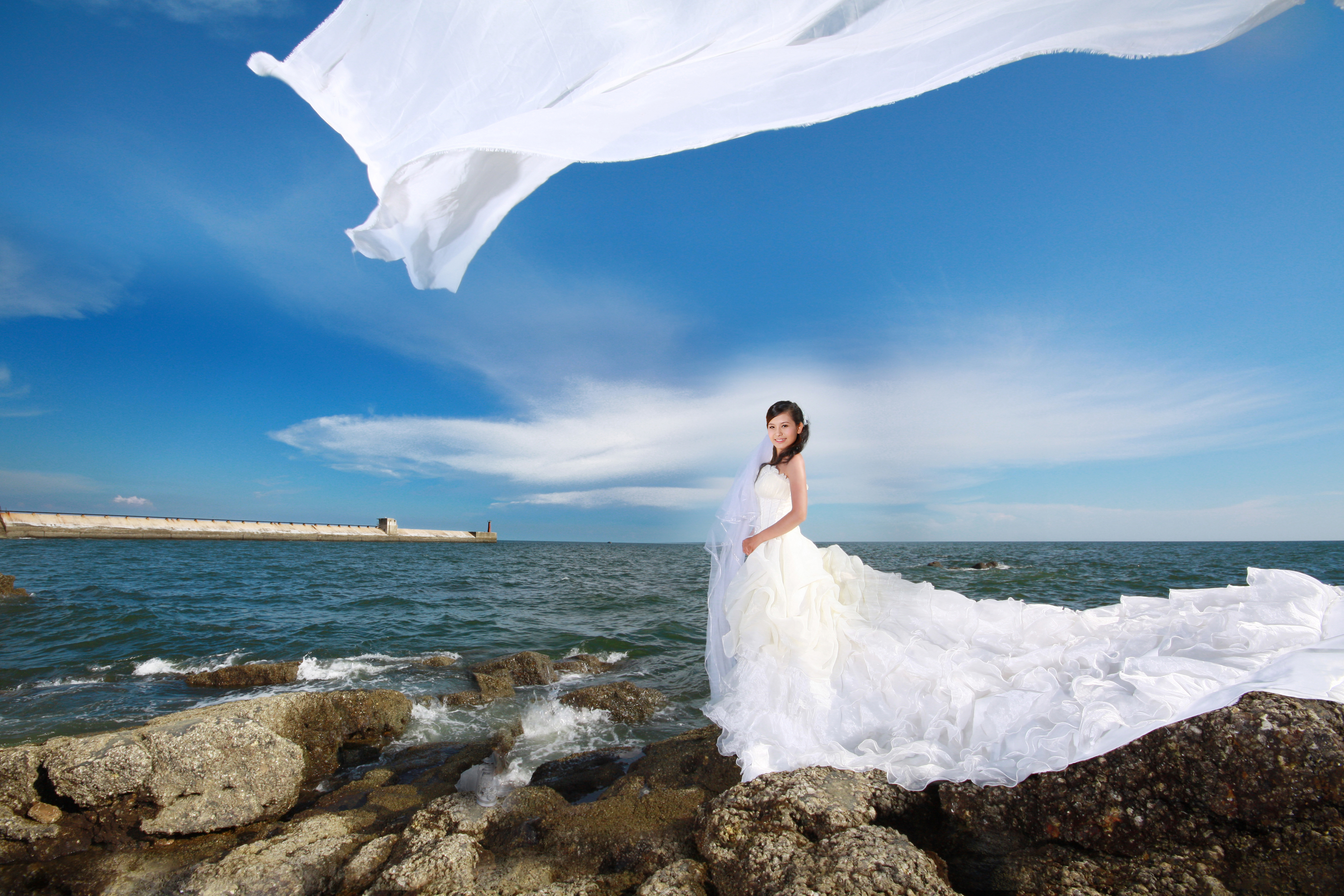 Свадебное платье у моря