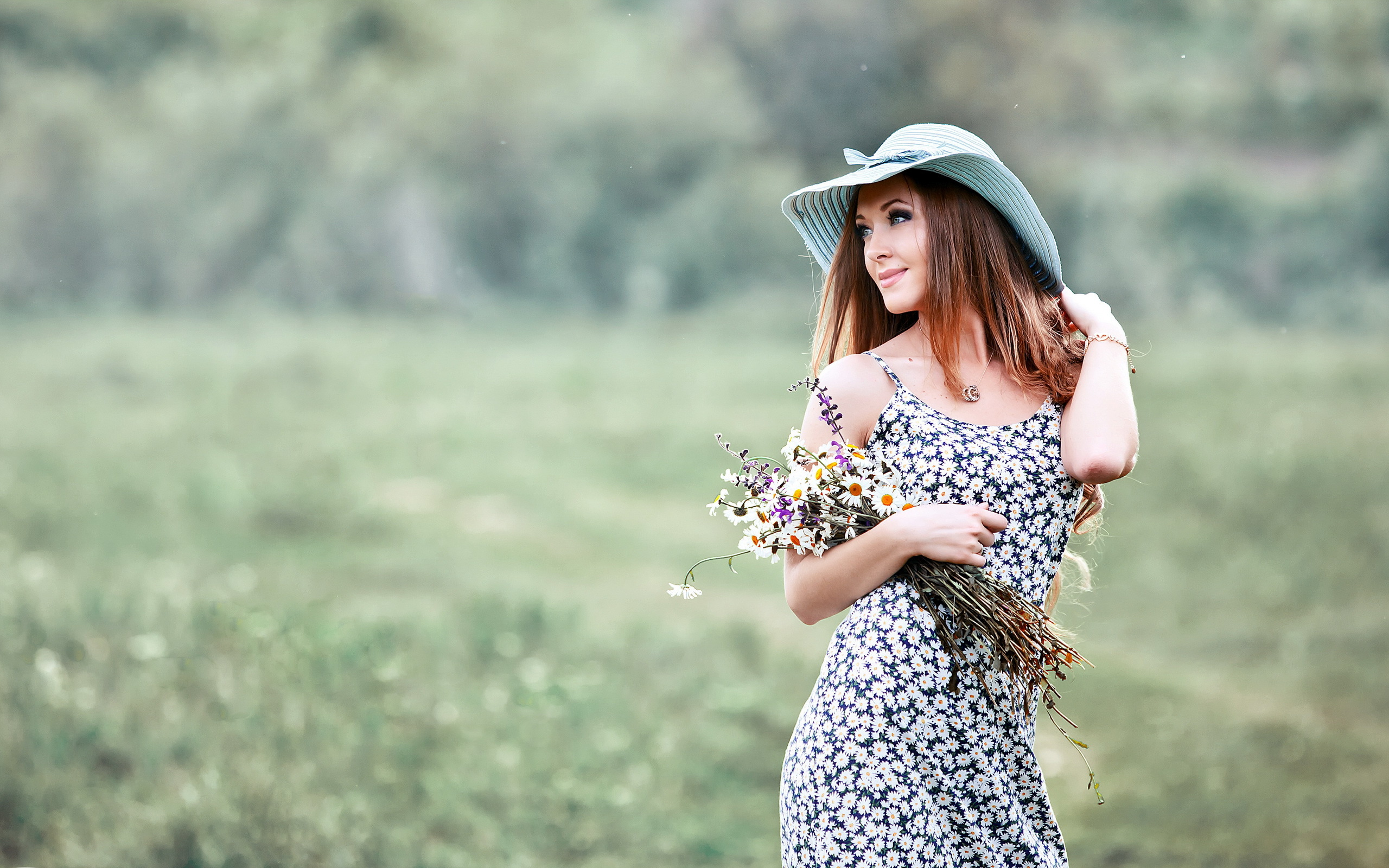 девушка на поле в соломенной шляпке без смс