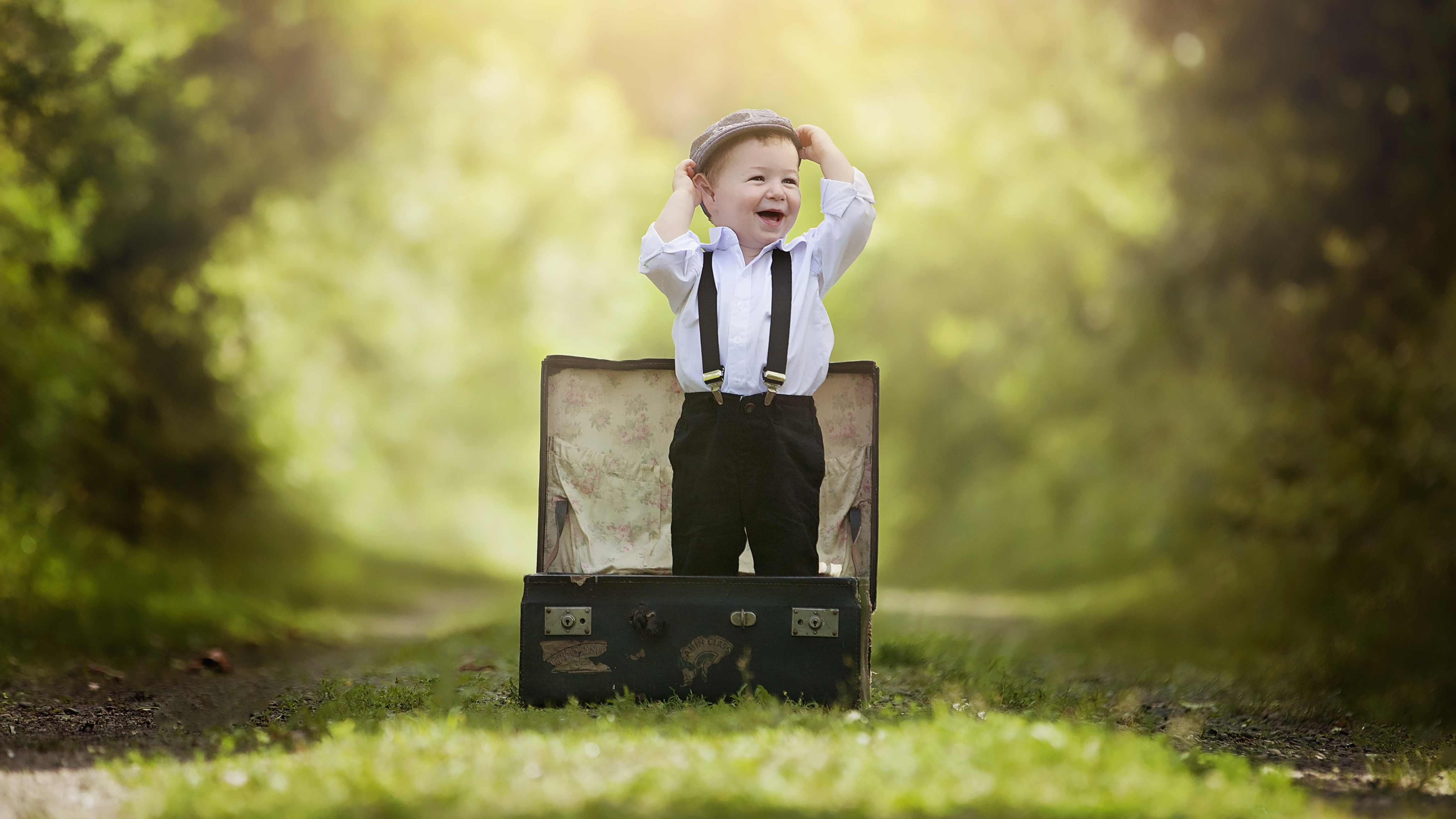 Спросив разрешение ребенок взял. Мальчик с чемоданом. Детская фотосессия с чемоданом. Чемодан для детей. Фотосессия для мальчика.