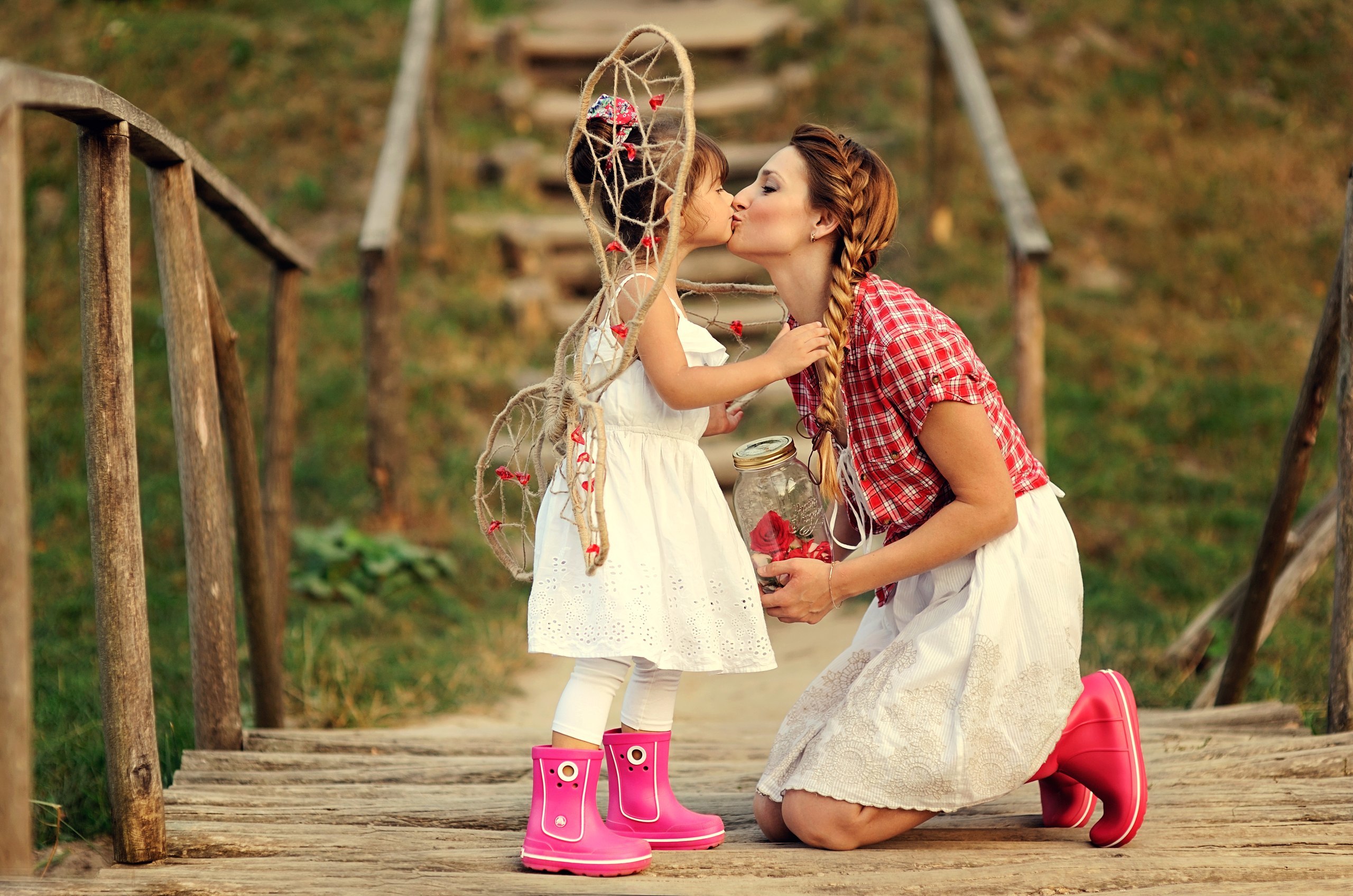 Любовь к детям картинки. Фотосессия мама и дочка. Девочка любовь. Детский поцелуй. Любовь к ребенку.