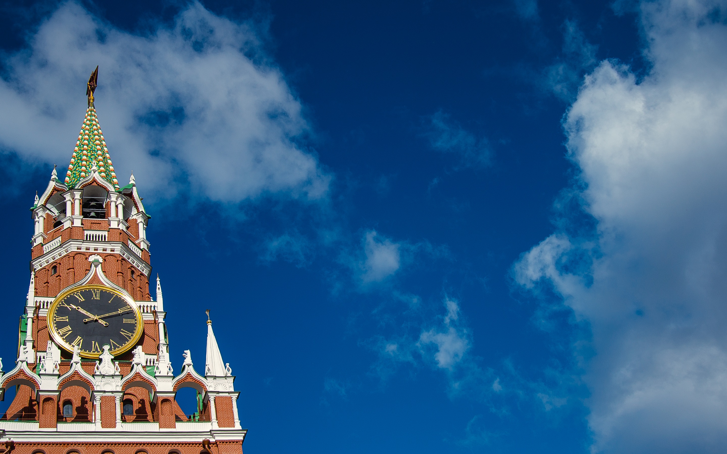 Обои небо, облака, москва, кремль, россия, архитектура, the sky, clouds, moscow, the kremlin, russia, architecture разрешение 2880x1800 Загрузить