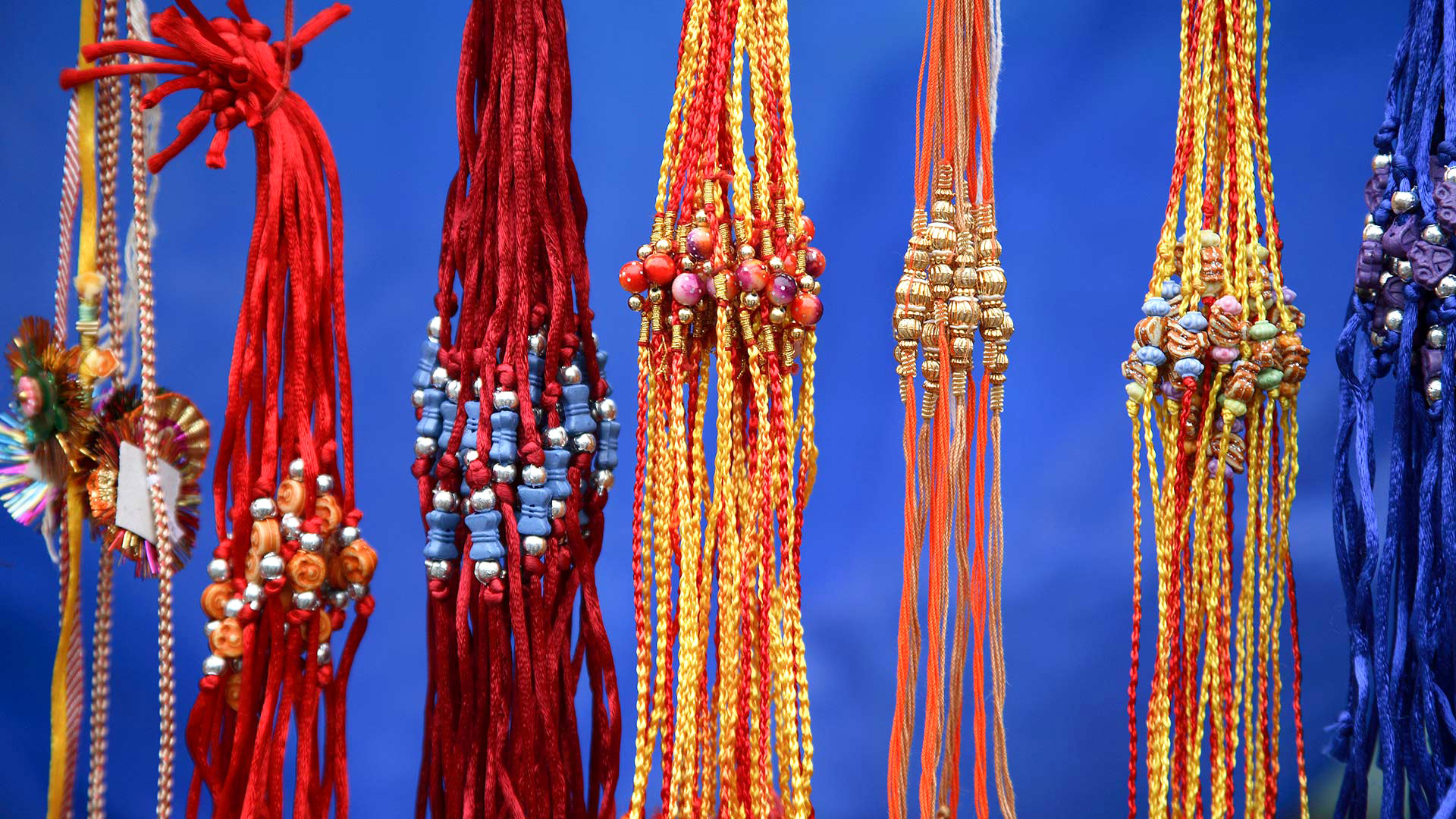 Обои украшение, браслеты, бижутерия, индия, бусинки, rakhis, прядь, decoration, bracelets, jewelry, india, beads, strand разрешение 1920x1080 Загрузить