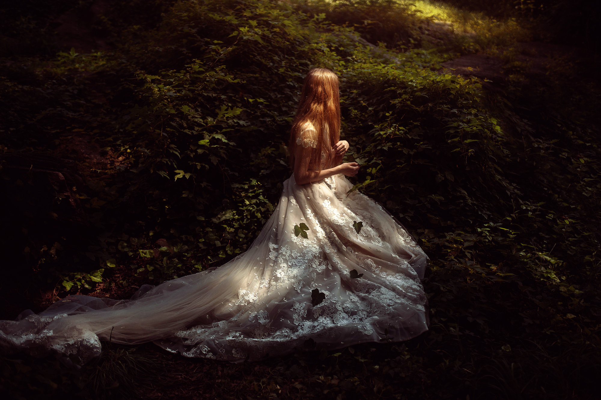 Девушка в лесу белое платье скачать