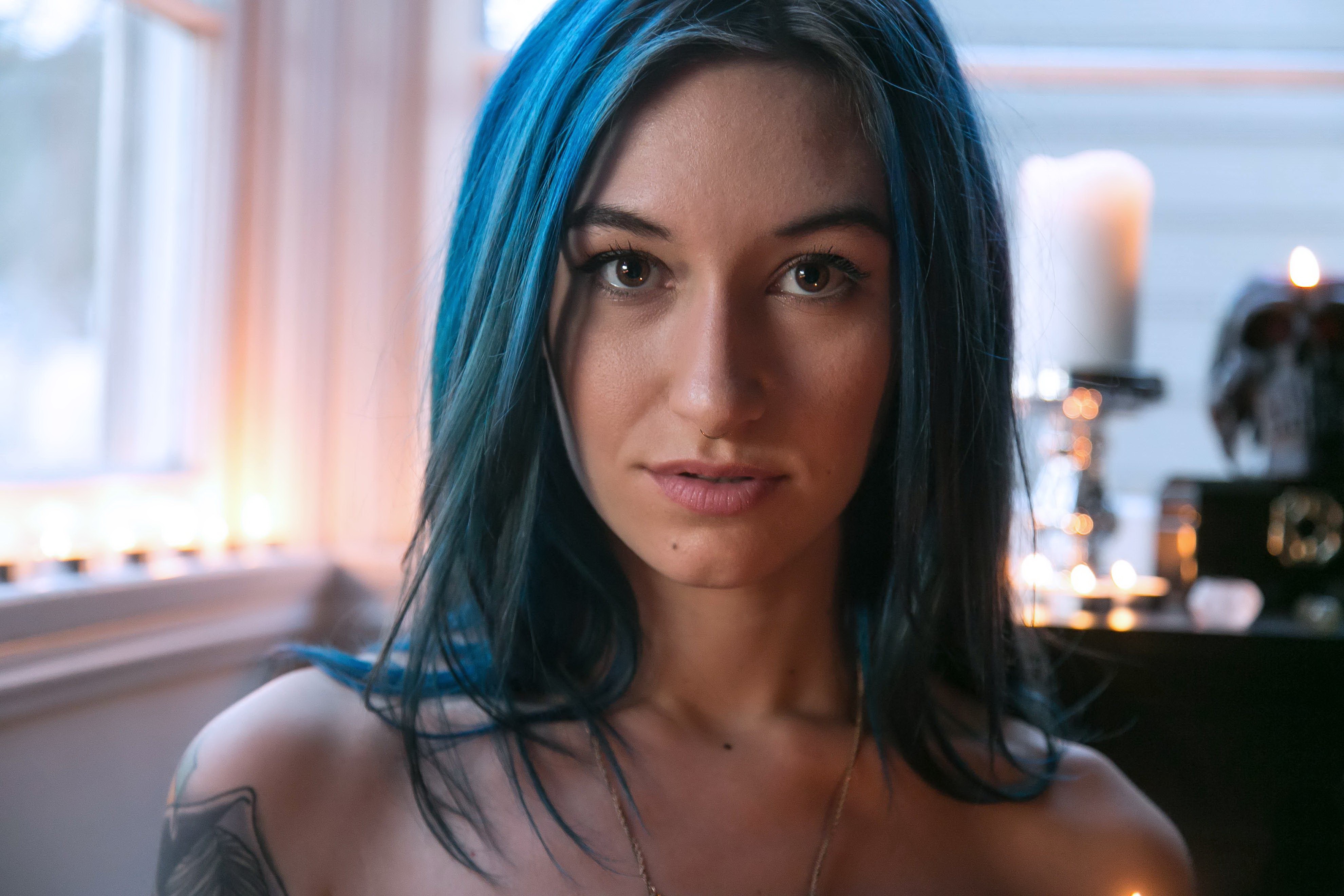 Blue hair tv girl. Девушка с синими волосами и карими глазами. Бледно синий цвет волос. Ультракороткие синие волосы. Фото пацанки с цветными волосами.