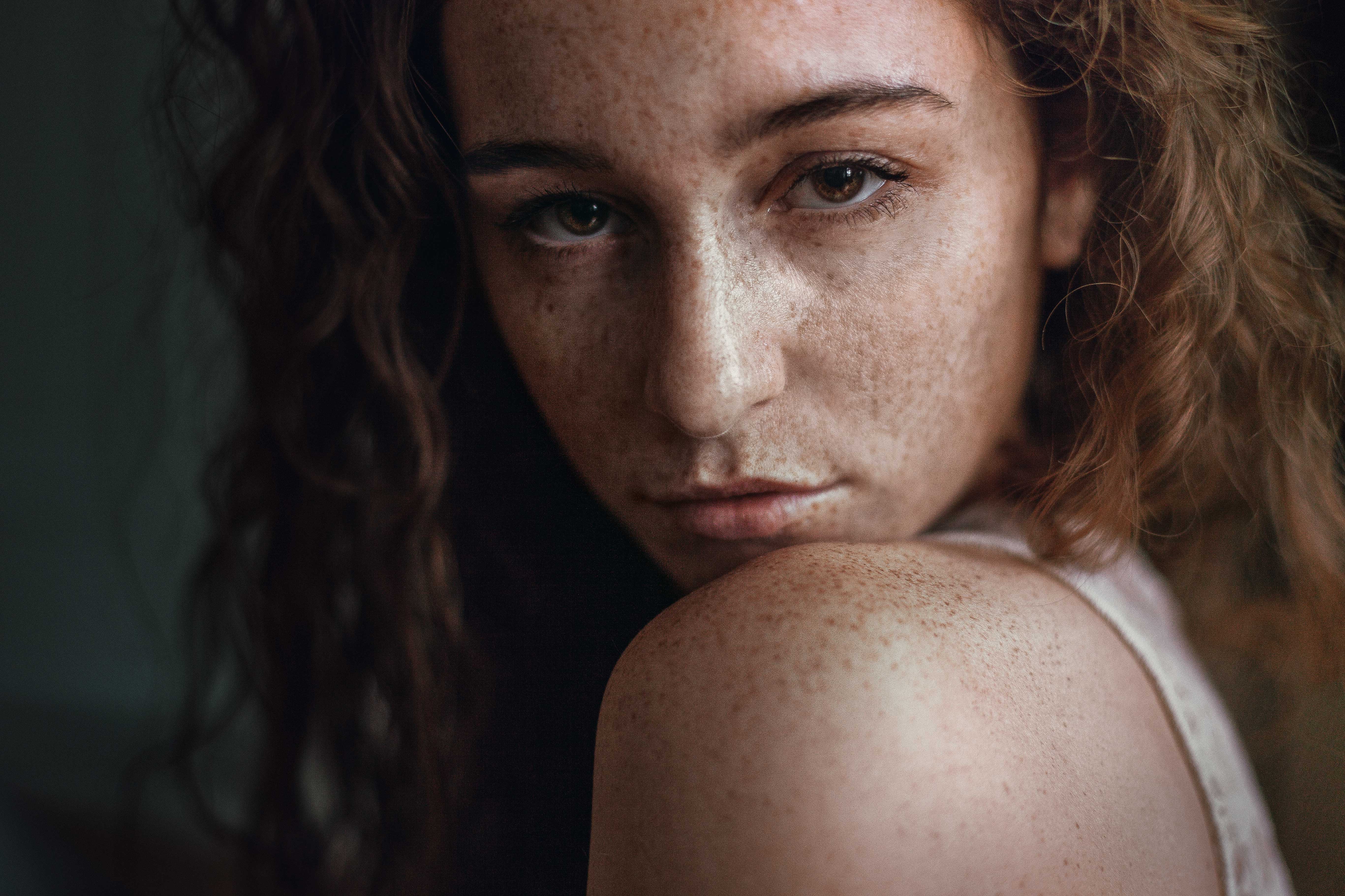 Обои девушка, плечо, веснушки, кареглазая, girl, shoulder, freckles, brown-eyed разрешение 5467x3645 Загрузить